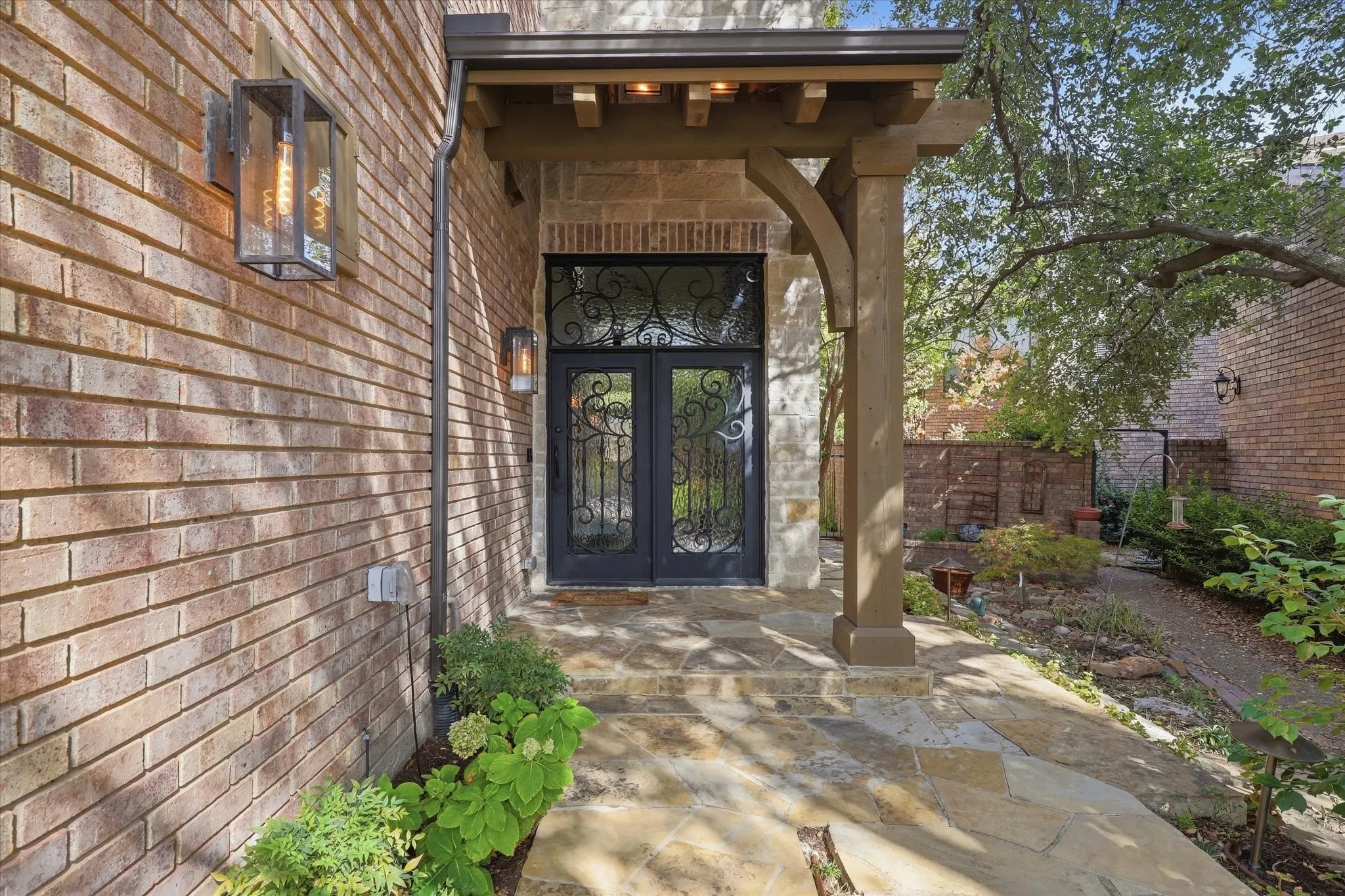 Townhouse For Sale in Dallas County , 3465 Courtyard Circle, Farmers Branch, Texas 75234, 3 Bedroom, 4 Bathroom, 2 Garage spaces, 3,618 Sqft, built in 1983, mls#21381084, Real Estate Agent in Farmers Branch, Homes For Sale in Dallas county, Homes For Sale in Farmers Branch, Realtor in Farmers Branch Texas, Real Estate Brokerage Independent Realty Texas, Luminita Cordes Realtor