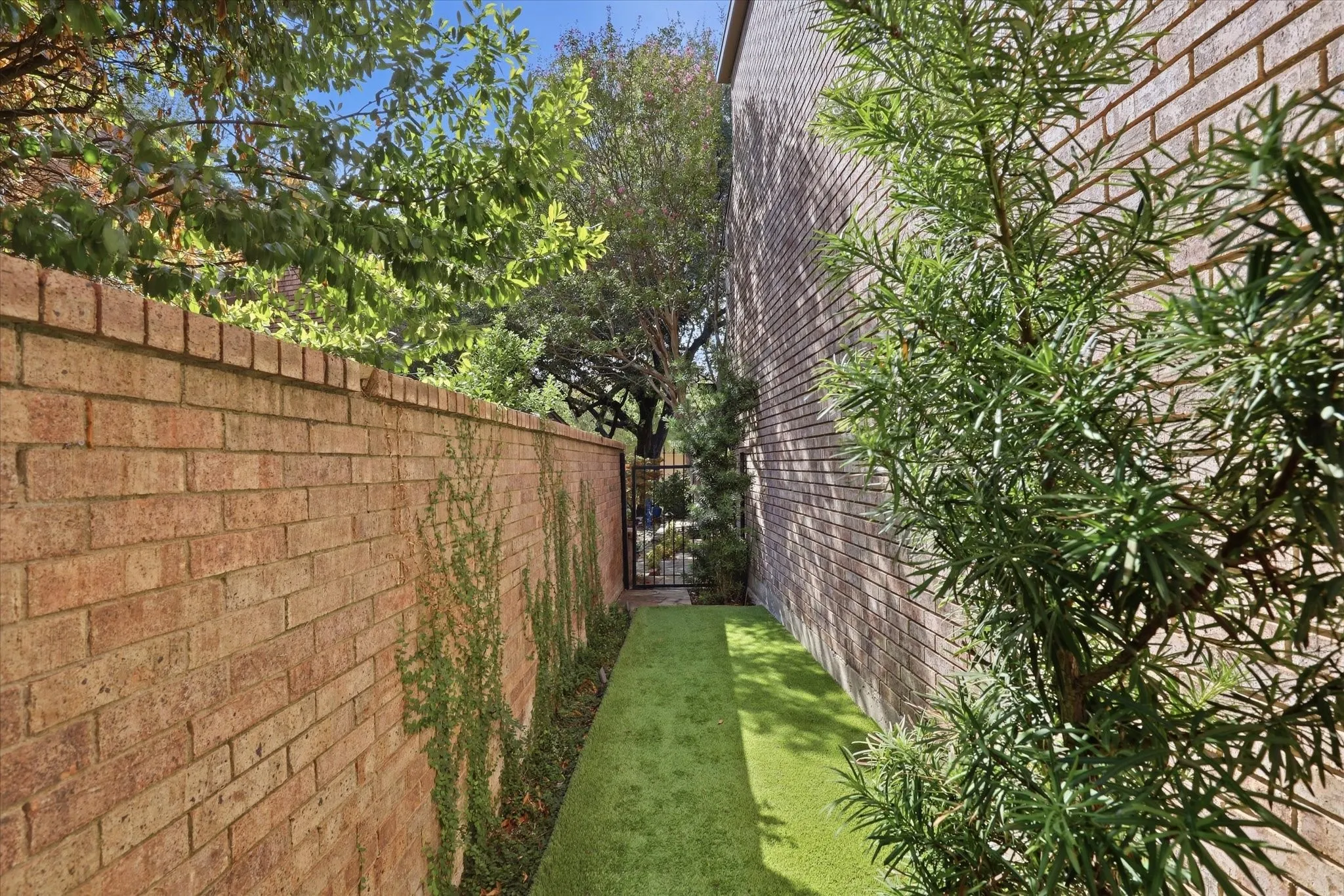 Townhouse For Sale in Dallas County , 3465 Courtyard Circle, Farmers Branch, Texas 75234, 3 Bedroom, 4 Bathroom, 2 Garage spaces, 3,618 Sqft, built in 1983, mls#21381084, Real Estate Agent in Farmers Branch, Homes For Sale in Dallas county, Homes For Sale in Farmers Branch, Realtor in Farmers Branch Texas, Real Estate Brokerage Independent Realty Texas, Luminita Cordes Realtor