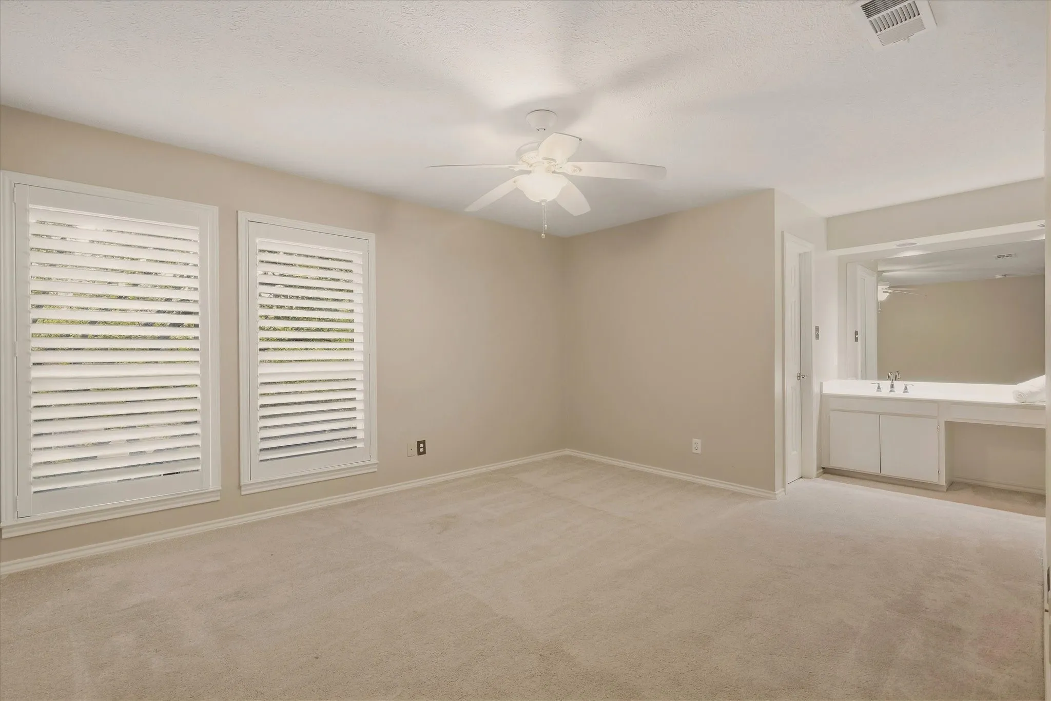 Townhouse For Sale in Dallas County , 3465 Courtyard Circle, Farmers Branch, Texas 75234, 3 Bedroom, 4 Bathroom, 2 Garage spaces, 3,618 Sqft, built in 1983, mls#21381084, Real Estate Agent in Farmers Branch, Homes For Sale in Dallas county, Homes For Sale in Farmers Branch, Realtor in Farmers Branch Texas, Real Estate Brokerage Independent Realty Texas, Luminita Cordes Realtor