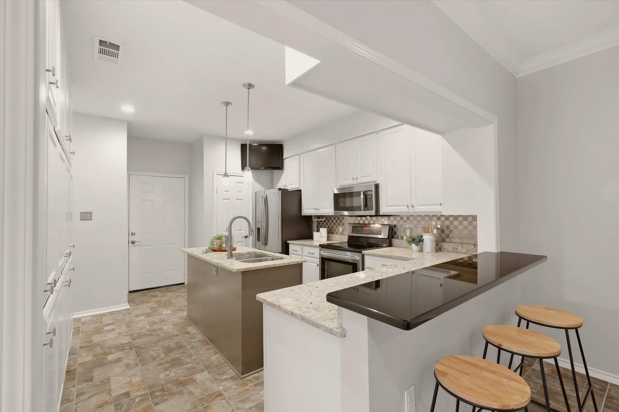 Townhouse For Sale in Dallas County , 3465 Courtyard Circle, Farmers Branch, Texas 75234, 3 Bedroom, 4 Bathroom, 2 Garage spaces, 3,618 Sqft, built in 1983, mls#21381084, Real Estate Agent in Farmers Branch, Homes For Sale in Dallas county, Homes For Sale in Farmers Branch, Realtor in Farmers Branch Texas, Real Estate Brokerage Independent Realty Texas, Luminita Cordes Realtor