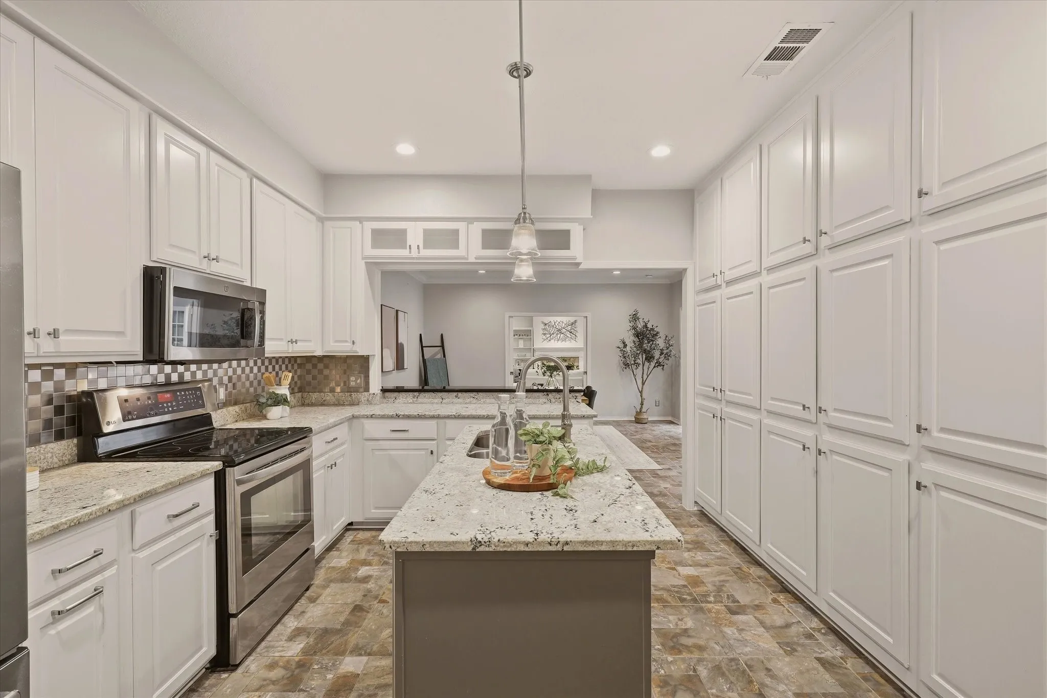 Townhouse For Sale in Dallas County , 3465 Courtyard Circle, Farmers Branch, Texas 75234, 3 Bedroom, 4 Bathroom, 2 Garage spaces, 3,618 Sqft, built in 1983, mls#21381084, Real Estate Agent in Farmers Branch, Homes For Sale in Dallas county, Homes For Sale in Farmers Branch, Realtor in Farmers Branch Texas, Real Estate Brokerage Independent Realty Texas, Luminita Cordes Realtor