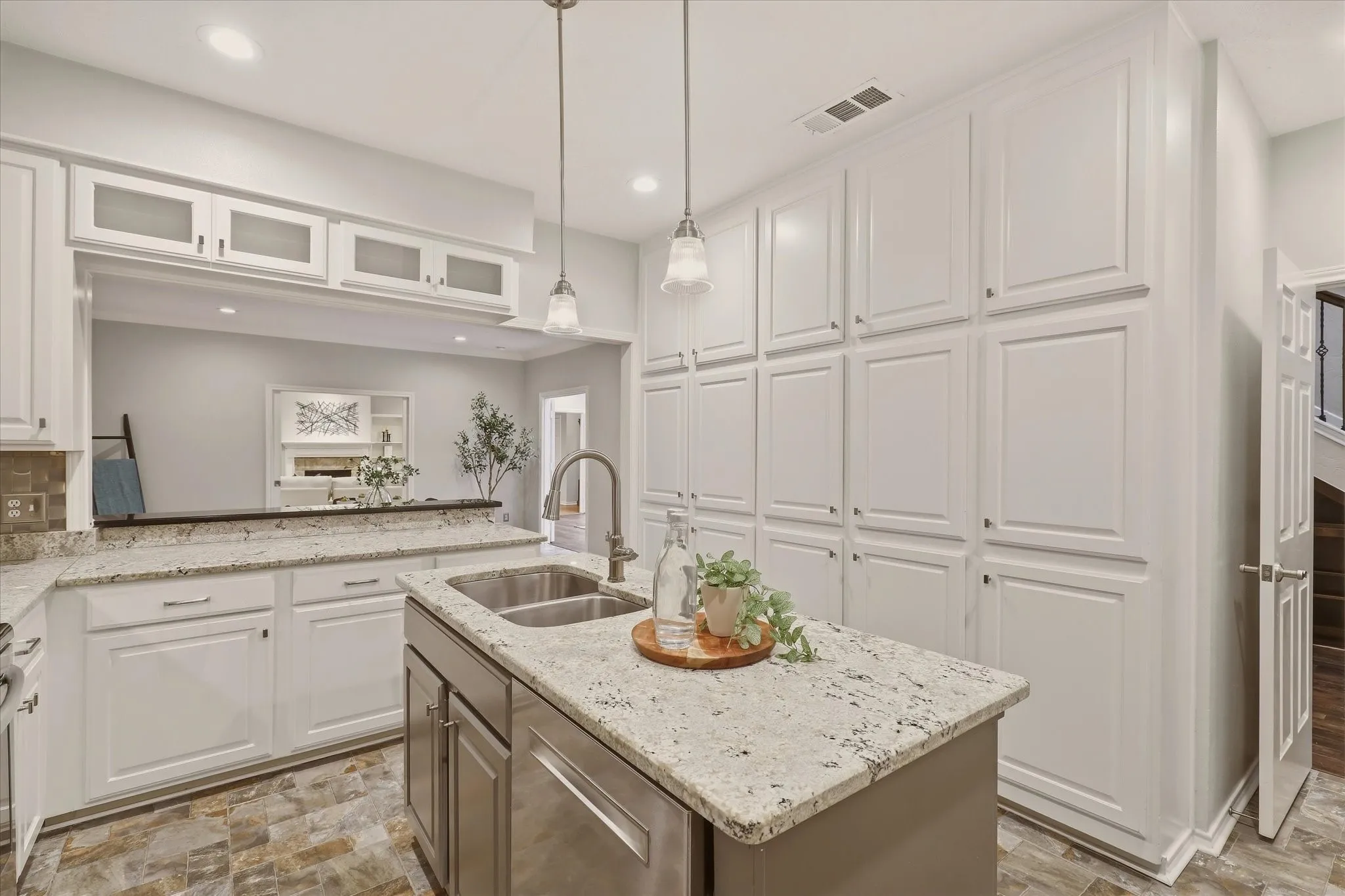 Townhouse For Sale in Dallas County , 3465 Courtyard Circle, Farmers Branch, Texas 75234, 3 Bedroom, 4 Bathroom, 2 Garage spaces, 3,618 Sqft, built in 1983, mls#21381084, Real Estate Agent in Farmers Branch, Homes For Sale in Dallas county, Homes For Sale in Farmers Branch, Realtor in Farmers Branch Texas, Real Estate Brokerage Independent Realty Texas, Luminita Cordes Realtor