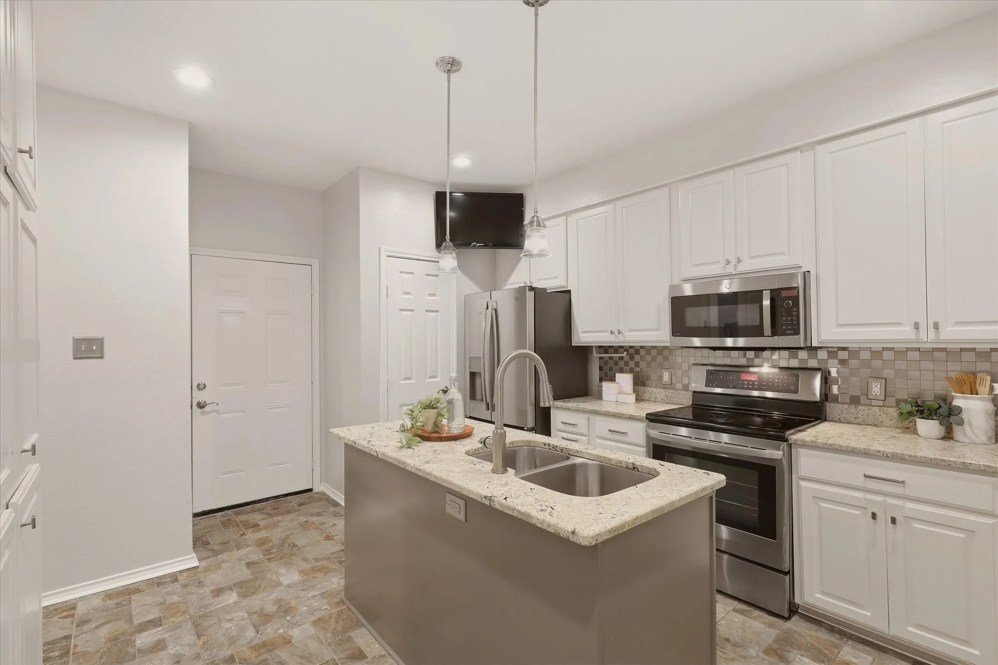 Townhouse For Sale in Dallas County , 3465 Courtyard Circle, Farmers Branch, Texas 75234, 3 Bedroom, 4 Bathroom, 2 Garage spaces, 3,618 Sqft, built in 1983, mls#21381084, Real Estate Agent in Farmers Branch, Homes For Sale in Dallas county, Homes For Sale in Farmers Branch, Realtor in Farmers Branch Texas, Real Estate Brokerage Independent Realty Texas, Luminita Cordes Realtor