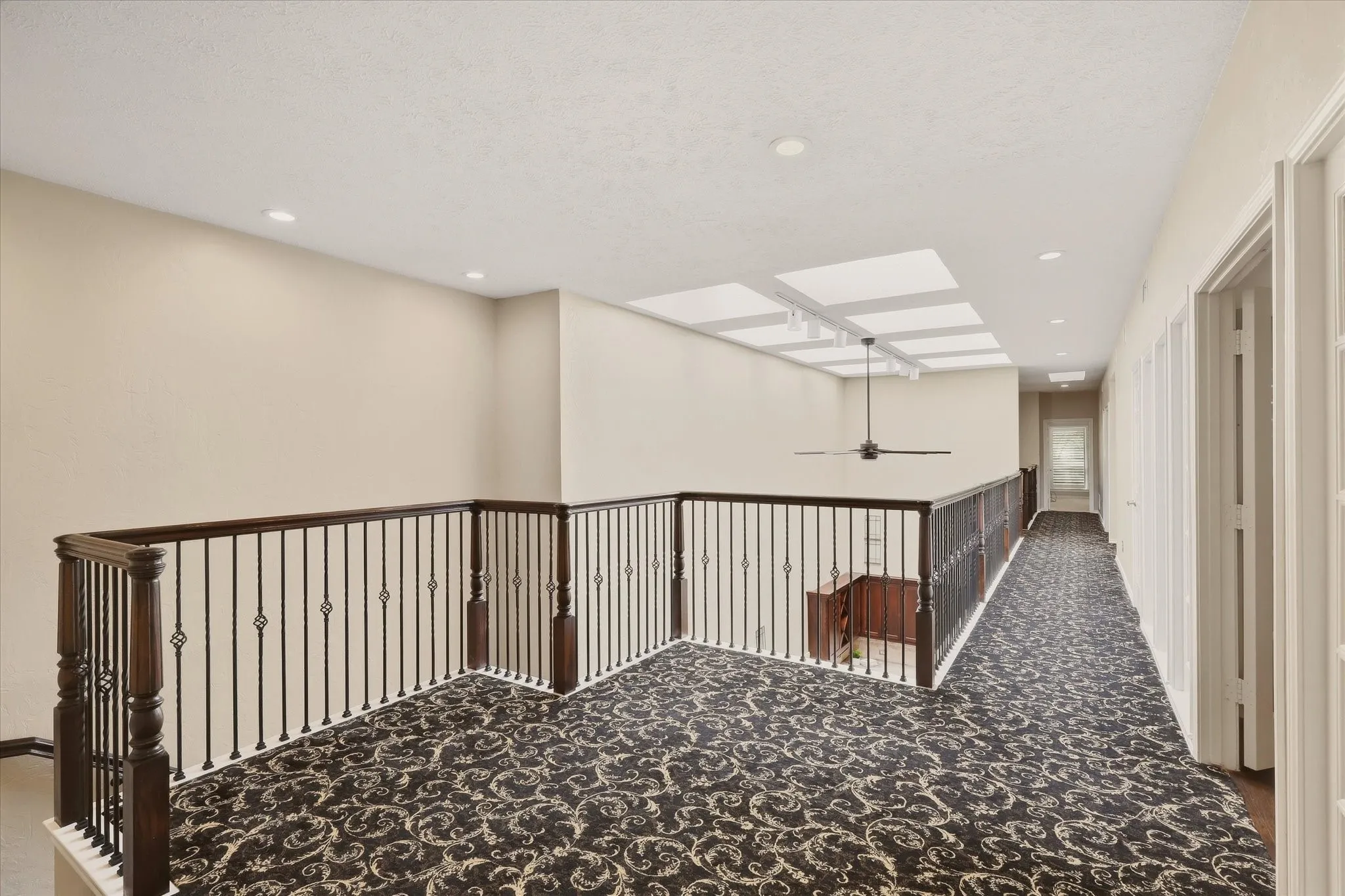 Townhouse For Sale in Dallas County , 3465 Courtyard Circle, Farmers Branch, Texas 75234, 3 Bedroom, 4 Bathroom, 2 Garage spaces, 3,618 Sqft, built in 1983, mls#21381084, Real Estate Agent in Farmers Branch, Homes For Sale in Dallas county, Homes For Sale in Farmers Branch, Realtor in Farmers Branch Texas, Real Estate Brokerage Independent Realty Texas, Luminita Cordes Realtor