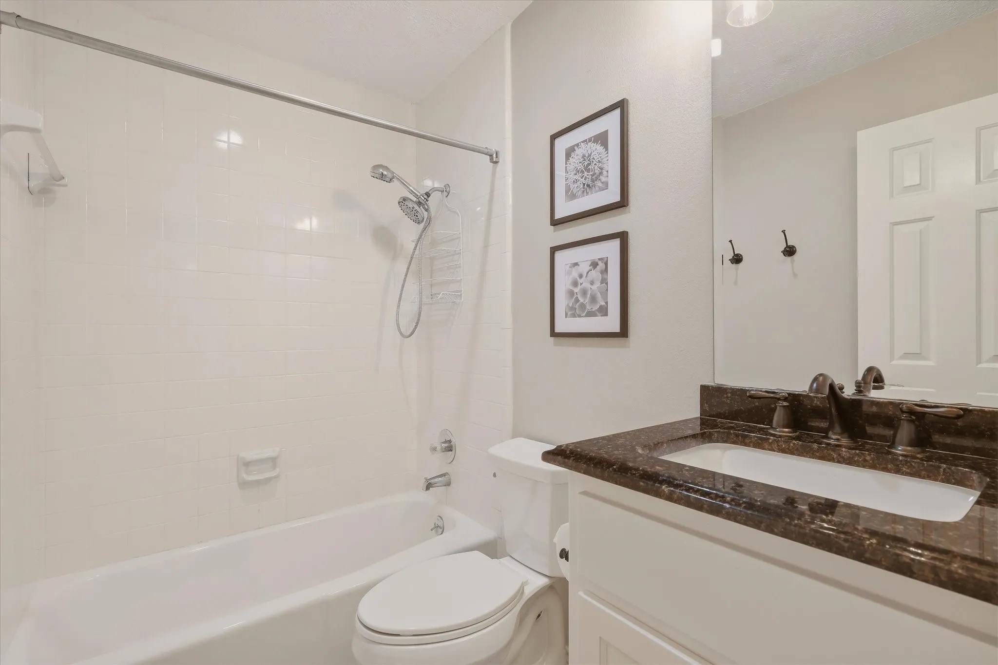 Townhouse For Sale in Dallas County , 3465 Courtyard Circle, Farmers Branch, Texas 75234, 3 Bedroom, 4 Bathroom, 2 Garage spaces, 3,618 Sqft, built in 1983, mls#21381084, Real Estate Agent in Farmers Branch, Homes For Sale in Dallas county, Homes For Sale in Farmers Branch, Realtor in Farmers Branch Texas, Real Estate Brokerage Independent Realty Texas, Luminita Cordes Realtor
