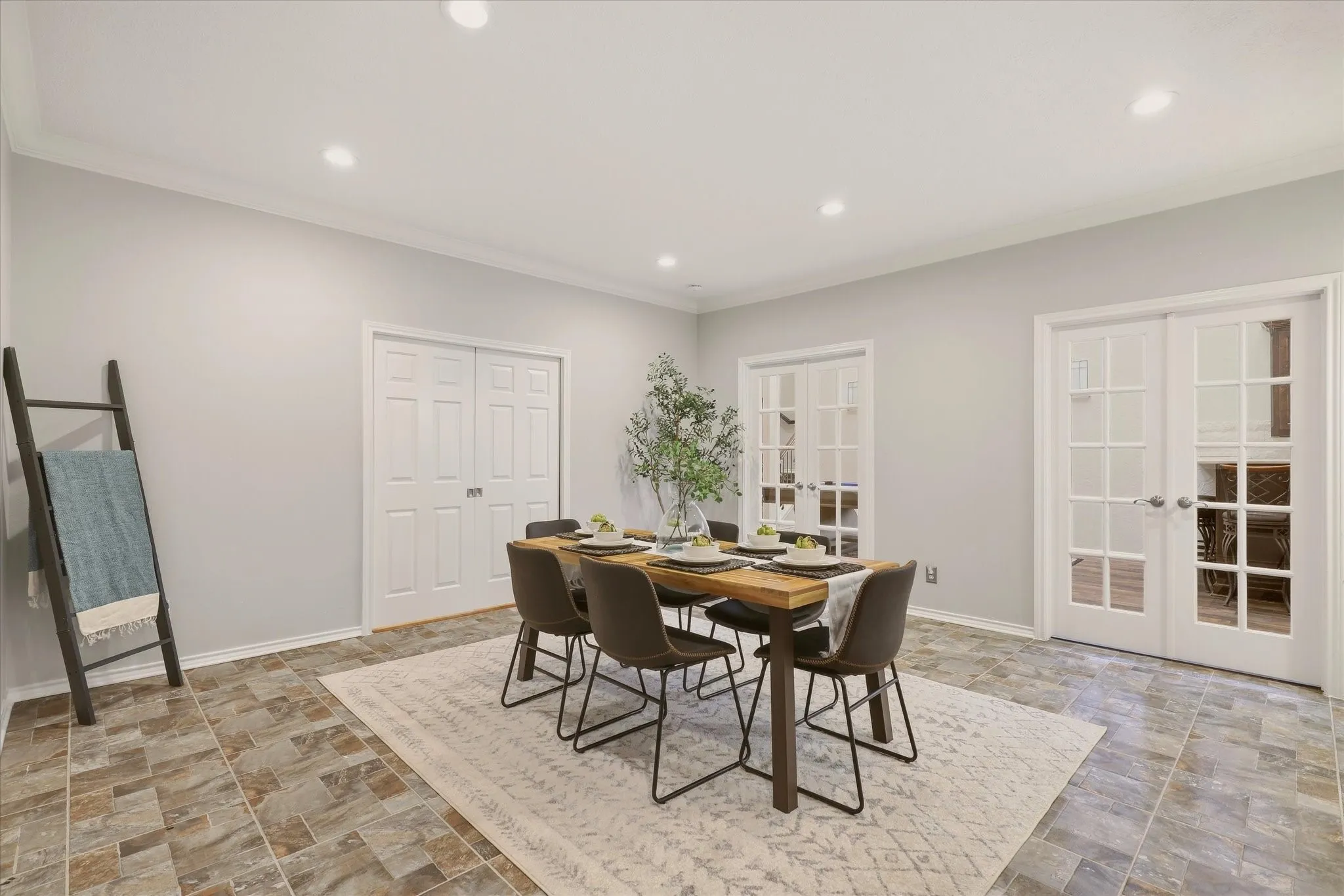 Townhouse For Sale in Dallas County , 3465 Courtyard Circle, Farmers Branch, Texas 75234, 3 Bedroom, 4 Bathroom, 2 Garage spaces, 3,618 Sqft, built in 1983, mls#21381084, Real Estate Agent in Farmers Branch, Homes For Sale in Dallas county, Homes For Sale in Farmers Branch, Realtor in Farmers Branch Texas, Real Estate Brokerage Independent Realty Texas, Luminita Cordes Realtor