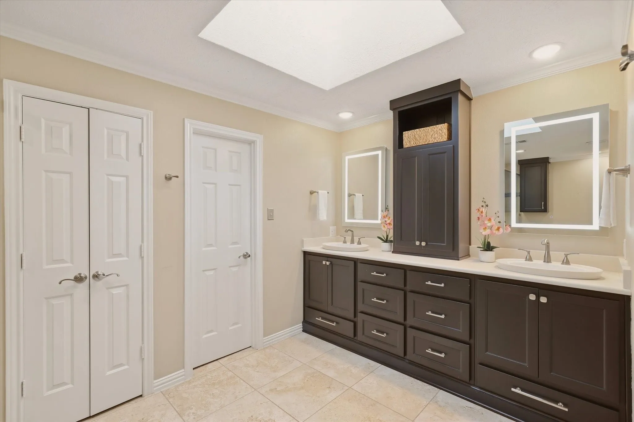 Townhouse For Sale in Dallas County , 3465 Courtyard Circle, Farmers Branch, Texas 75234, 3 Bedroom, 4 Bathroom, 2 Garage spaces, 3,618 Sqft, built in 1983, mls#21381084, Real Estate Agent in Farmers Branch, Homes For Sale in Dallas county, Homes For Sale in Farmers Branch, Realtor in Farmers Branch Texas, Real Estate Brokerage Independent Realty Texas, Luminita Cordes Realtor