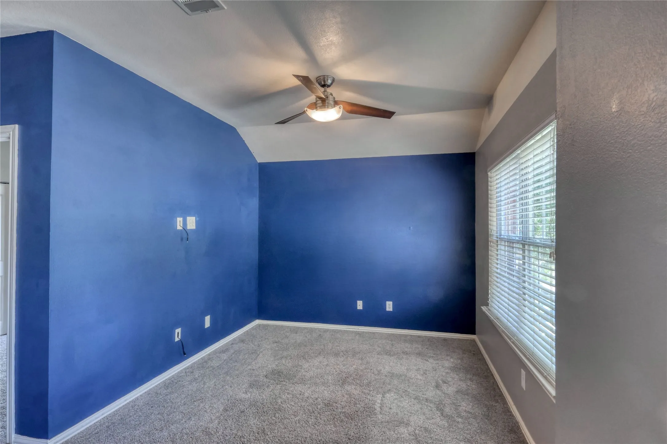 Single Family Residence For Sale in Tarrant County , 12012 Ringtail Drive, Fort Worth, Texas 76244, 4 Bedroom, 3 Bathroom, 2 Garage spaces, 2,597 Sqft, built in 2005, mls#21380607, Real Estate Agent in Fort Worth, Homes For Sale in Tarrant county, Homes For Sale in Fort Worth, Realtor in Fort Worth Texas, Real Estate Brokerage Independent Realty Texas, Luminita Cordes Realtor