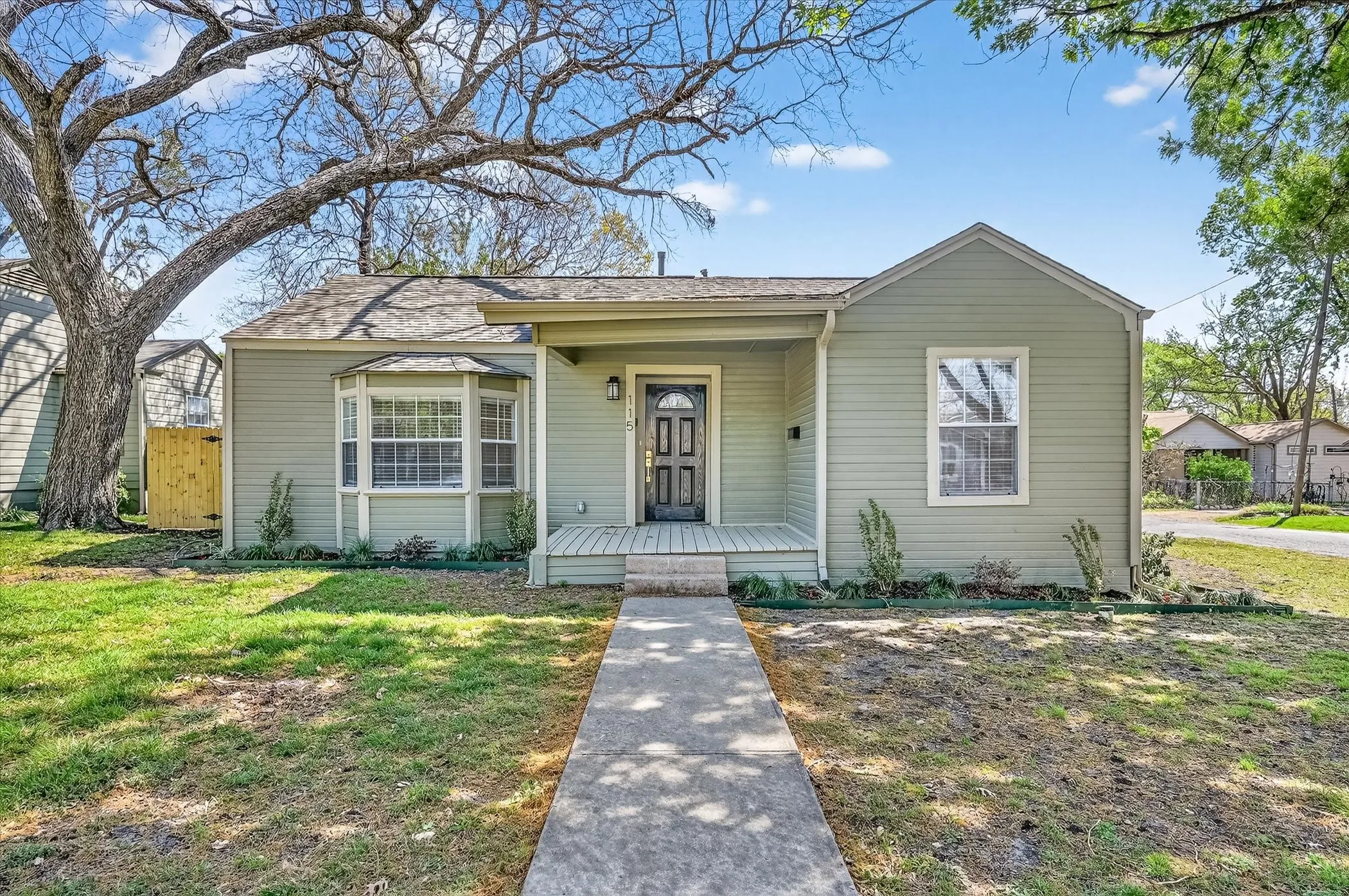 Single Family Residence For Rent in Collin County , 115 S Morris Street, Mc Kinney, Texas 75069, 4 Bedroom, 2 Bathroom, Garage spaces, 1,426 Sqft, built in 1950, mls#21380792, Real Estate Agent in Mc Kinney, Homes For Rent in Collin county, Homes For Rent in Mc Kinney, Realtor in Mc Kinney Texas, Real Estate Brokerage Independent Realty Texas, Luminita Cordes Realtor