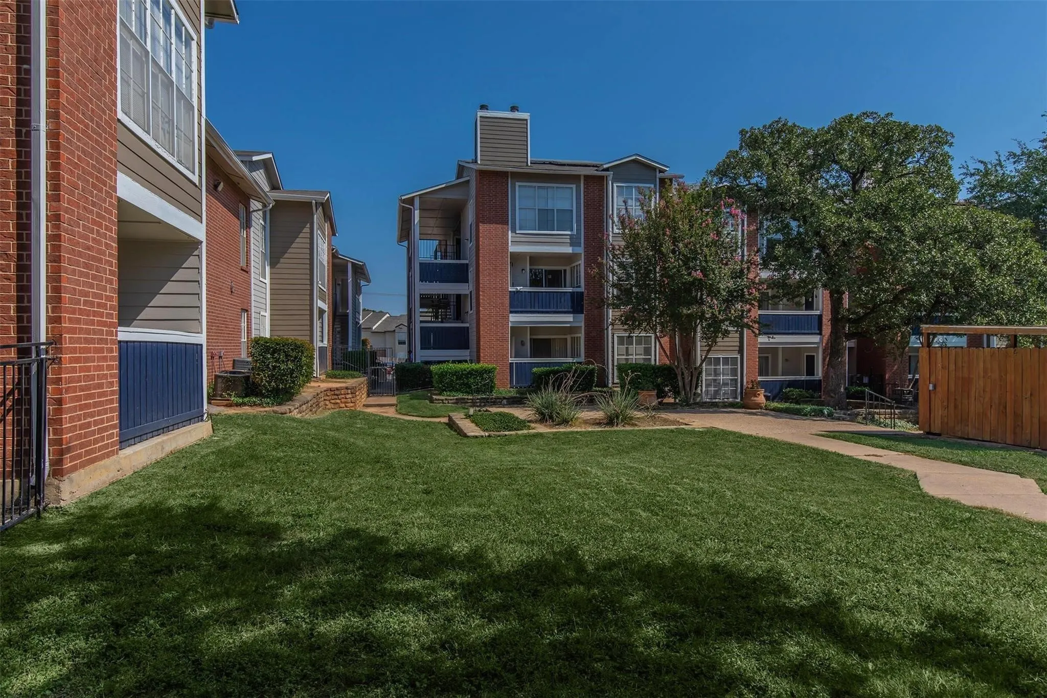 Apartment For Rent in Dallas County , 1826 Esters Road 2038, Irving, Texas 75061, 2 Bedroom, 2 Bathroom, Garage spaces, 38,386 Sqft, built in 1985, mls#21381064, Real Estate Agent in Irving, Homes For Rent in Dallas county, Homes For Rent in Irving, Realtor in Irving Texas, Real Estate Brokerage Independent Realty Texas, Luminita Cordes Realtor