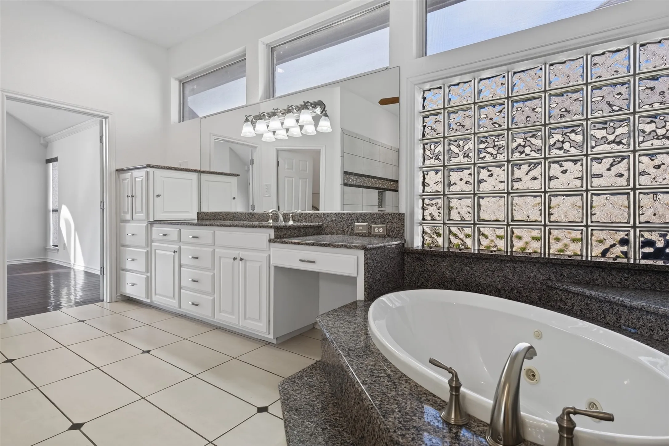 Single Family Residence For Sale in Hood County , 2612 Waters Edge Drive, Granbury, Texas 76048, 4 Bedroom, 3 Bathroom, 3 Garage spaces, 3,368 Sqft, built in 2001, mls#21378626, Real Estate Agent in Granbury, Homes For Sale in Hood county, Homes For Sale in Granbury, Realtor in Granbury Texas, Real Estate Brokerage Independent Realty Texas, Luminita Cordes Realtor