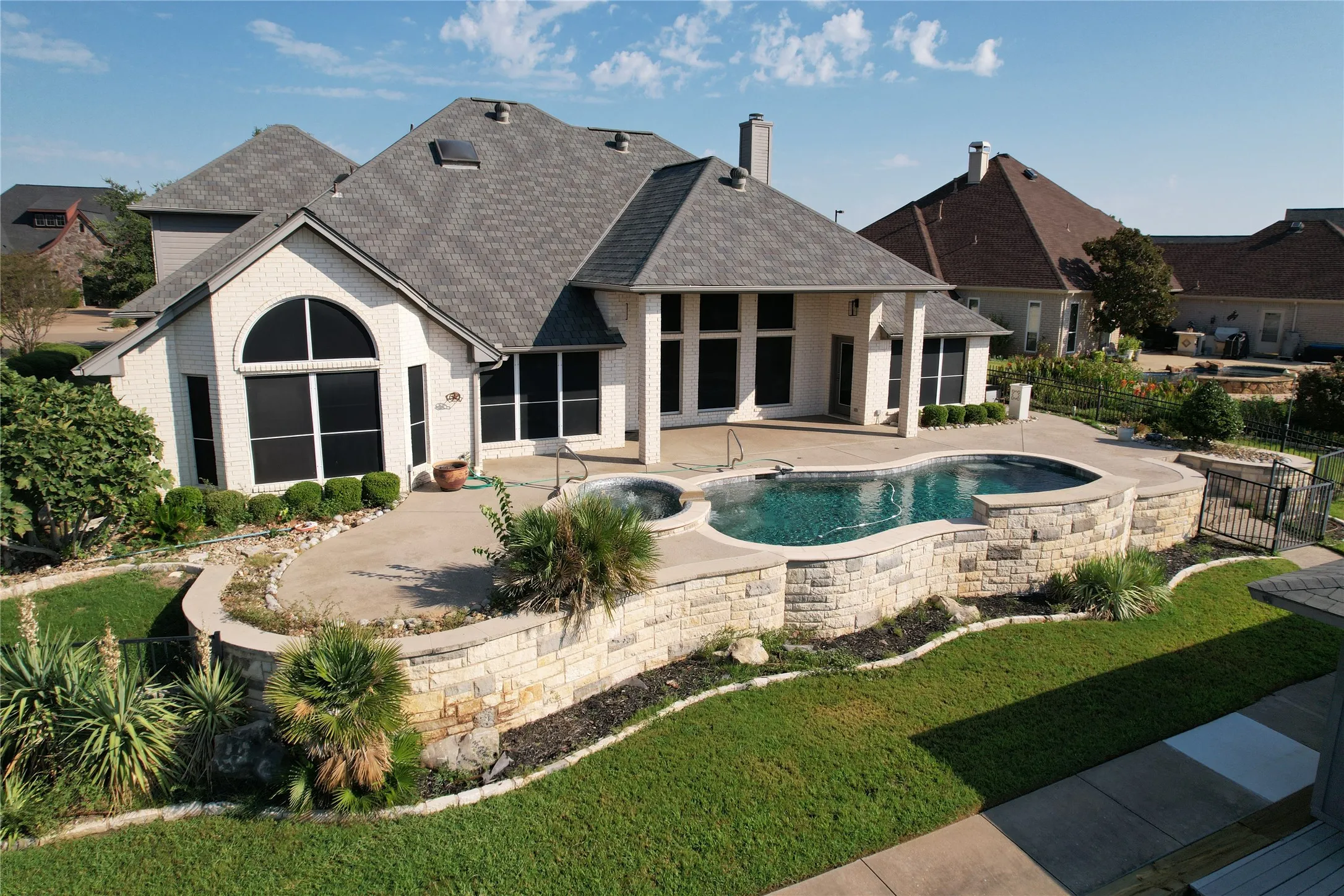 Single Family Residence For Sale in Hood County , 2612 Waters Edge Drive, Granbury, Texas 76048, 4 Bedroom, 3 Bathroom, 3 Garage spaces, 3,368 Sqft, built in 2001, mls#21378626, Real Estate Agent in Granbury, Homes For Sale in Hood county, Homes For Sale in Granbury, Realtor in Granbury Texas, Real Estate Brokerage Independent Realty Texas, Luminita Cordes Realtor