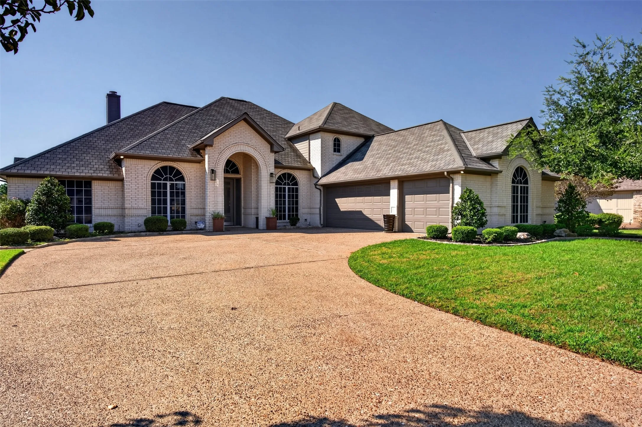 Single Family Residence For Sale in Hood County , 2612 Waters Edge Drive, Granbury, Texas 76048, 4 Bedroom, 3 Bathroom, 3 Garage spaces, 3,368 Sqft, built in 2001, mls#21378626, Real Estate Agent in Granbury, Homes For Sale in Hood county, Homes For Sale in Granbury, Realtor in Granbury Texas, Real Estate Brokerage Independent Realty Texas, Luminita Cordes Realtor