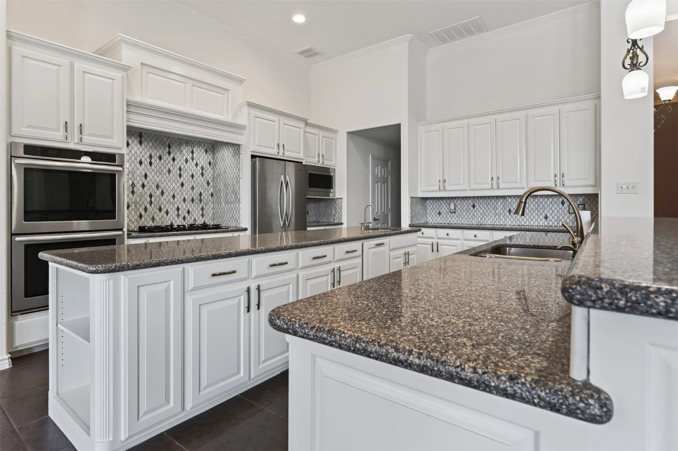 Single Family Residence For Sale in Hood County , 2612 Waters Edge Drive, Granbury, Texas 76048, 4 Bedroom, 3 Bathroom, 3 Garage spaces, 3,368 Sqft, built in 2001, mls#21378626, Real Estate Agent in Granbury, Homes For Sale in Hood county, Homes For Sale in Granbury, Realtor in Granbury Texas, Real Estate Brokerage Independent Realty Texas, Luminita Cordes Realtor