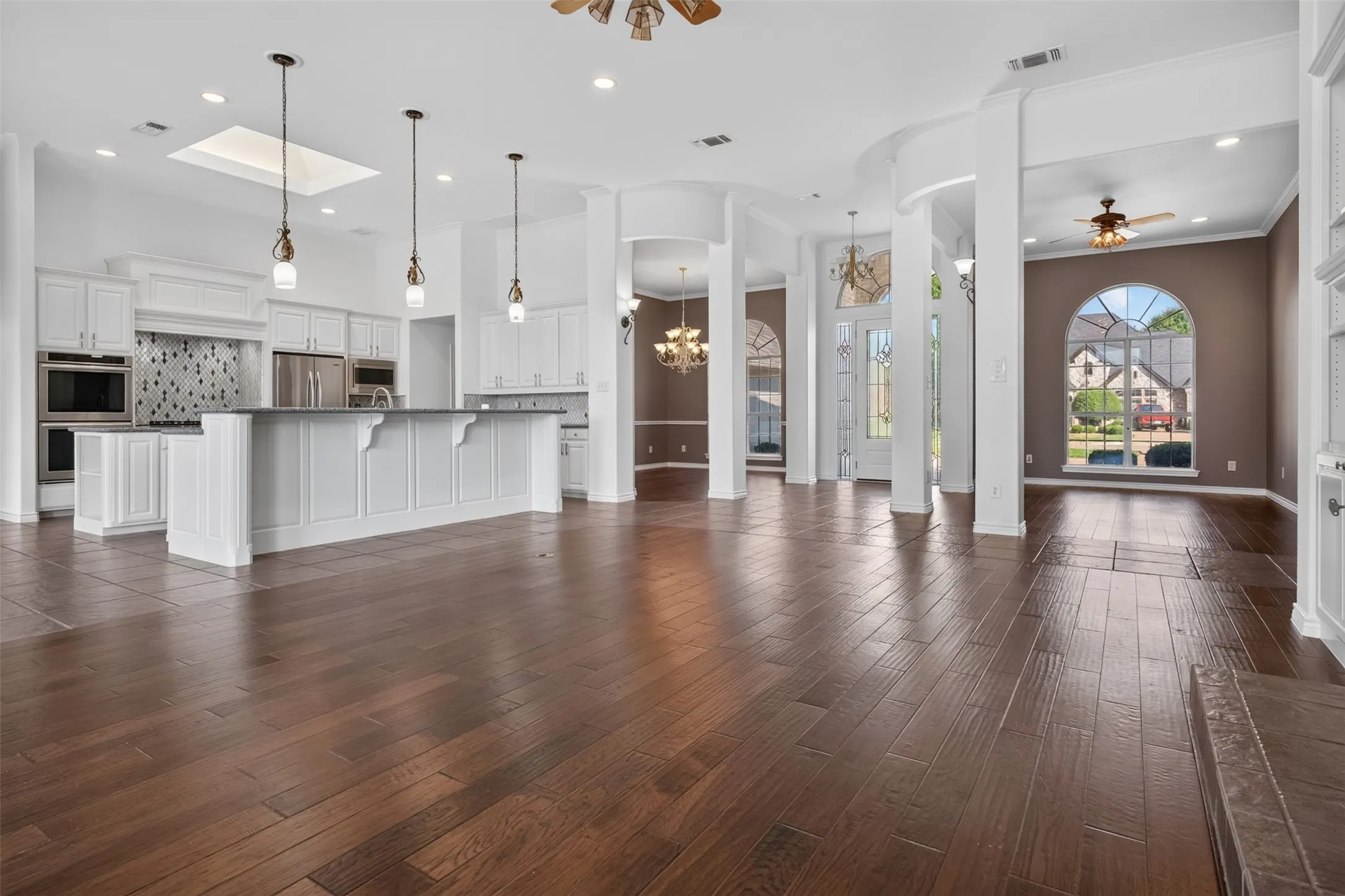 Single Family Residence For Sale in Hood County , 2612 Waters Edge Drive, Granbury, Texas 76048, 4 Bedroom, 3 Bathroom, 3 Garage spaces, 3,368 Sqft, built in 2001, mls#21378626, Real Estate Agent in Granbury, Homes For Sale in Hood county, Homes For Sale in Granbury, Realtor in Granbury Texas, Real Estate Brokerage Independent Realty Texas, Luminita Cordes Realtor