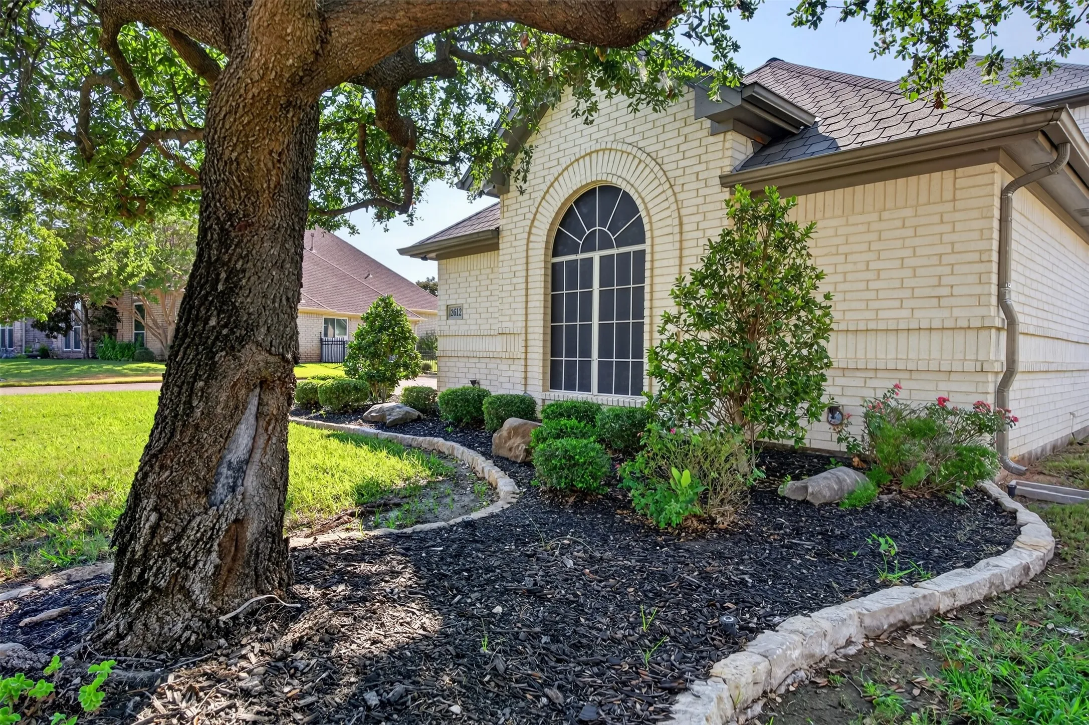 Single Family Residence For Sale in Hood County , 2612 Waters Edge Drive, Granbury, Texas 76048, 4 Bedroom, 3 Bathroom, 3 Garage spaces, 3,368 Sqft, built in 2001, mls#21378626, Real Estate Agent in Granbury, Homes For Sale in Hood county, Homes For Sale in Granbury, Realtor in Granbury Texas, Real Estate Brokerage Independent Realty Texas, Luminita Cordes Realtor