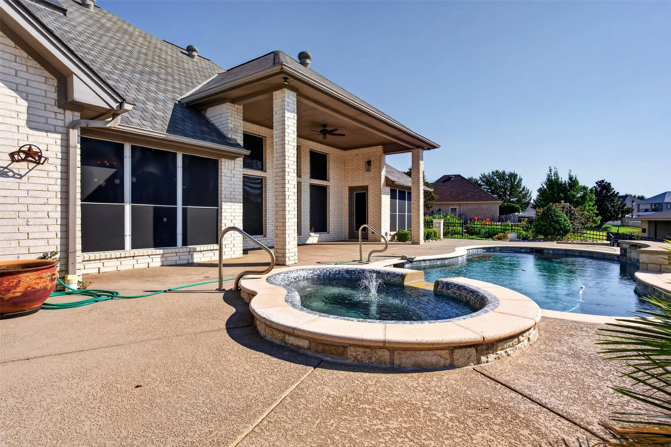 Single Family Residence For Sale in Hood County , 2612 Waters Edge Drive, Granbury, Texas 76048, 4 Bedroom, 3 Bathroom, 3 Garage spaces, 3,368 Sqft, built in 2001, mls#21378626, Real Estate Agent in Granbury, Homes For Sale in Hood county, Homes For Sale in Granbury, Realtor in Granbury Texas, Real Estate Brokerage Independent Realty Texas, Luminita Cordes Realtor