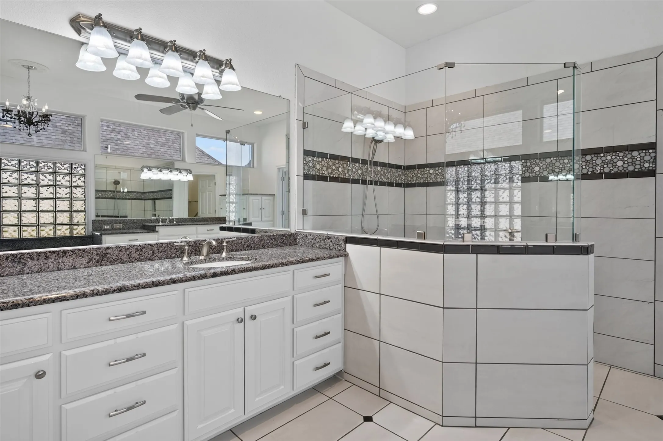 Single Family Residence For Sale in Hood County , 2612 Waters Edge Drive, Granbury, Texas 76048, 4 Bedroom, 3 Bathroom, 3 Garage spaces, 3,368 Sqft, built in 2001, mls#21378626, Real Estate Agent in Granbury, Homes For Sale in Hood county, Homes For Sale in Granbury, Realtor in Granbury Texas, Real Estate Brokerage Independent Realty Texas, Luminita Cordes Realtor