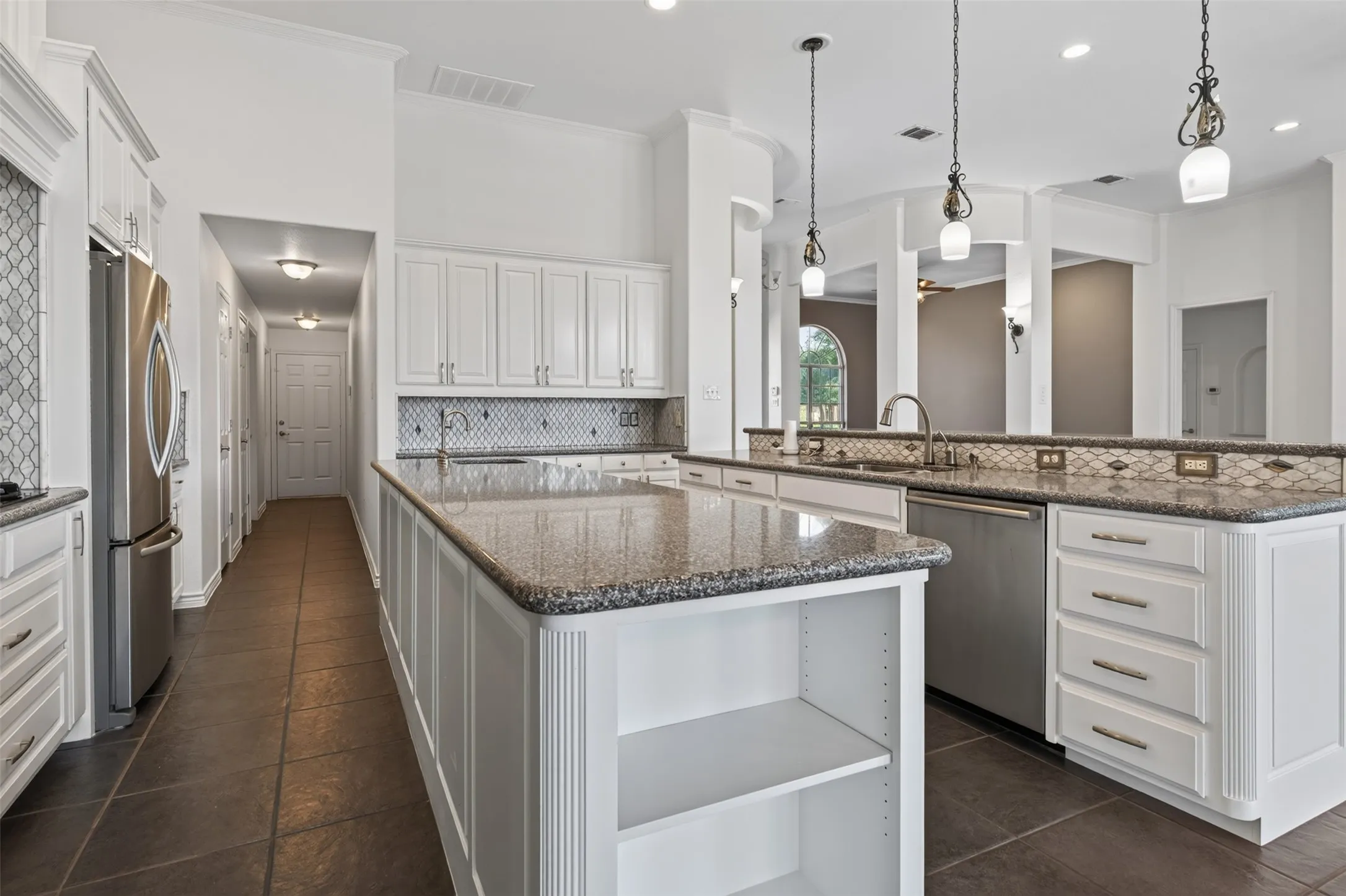 Single Family Residence For Sale in Hood County , 2612 Waters Edge Drive, Granbury, Texas 76048, 4 Bedroom, 3 Bathroom, 3 Garage spaces, 3,368 Sqft, built in 2001, mls#21378626, Real Estate Agent in Granbury, Homes For Sale in Hood county, Homes For Sale in Granbury, Realtor in Granbury Texas, Real Estate Brokerage Independent Realty Texas, Luminita Cordes Realtor