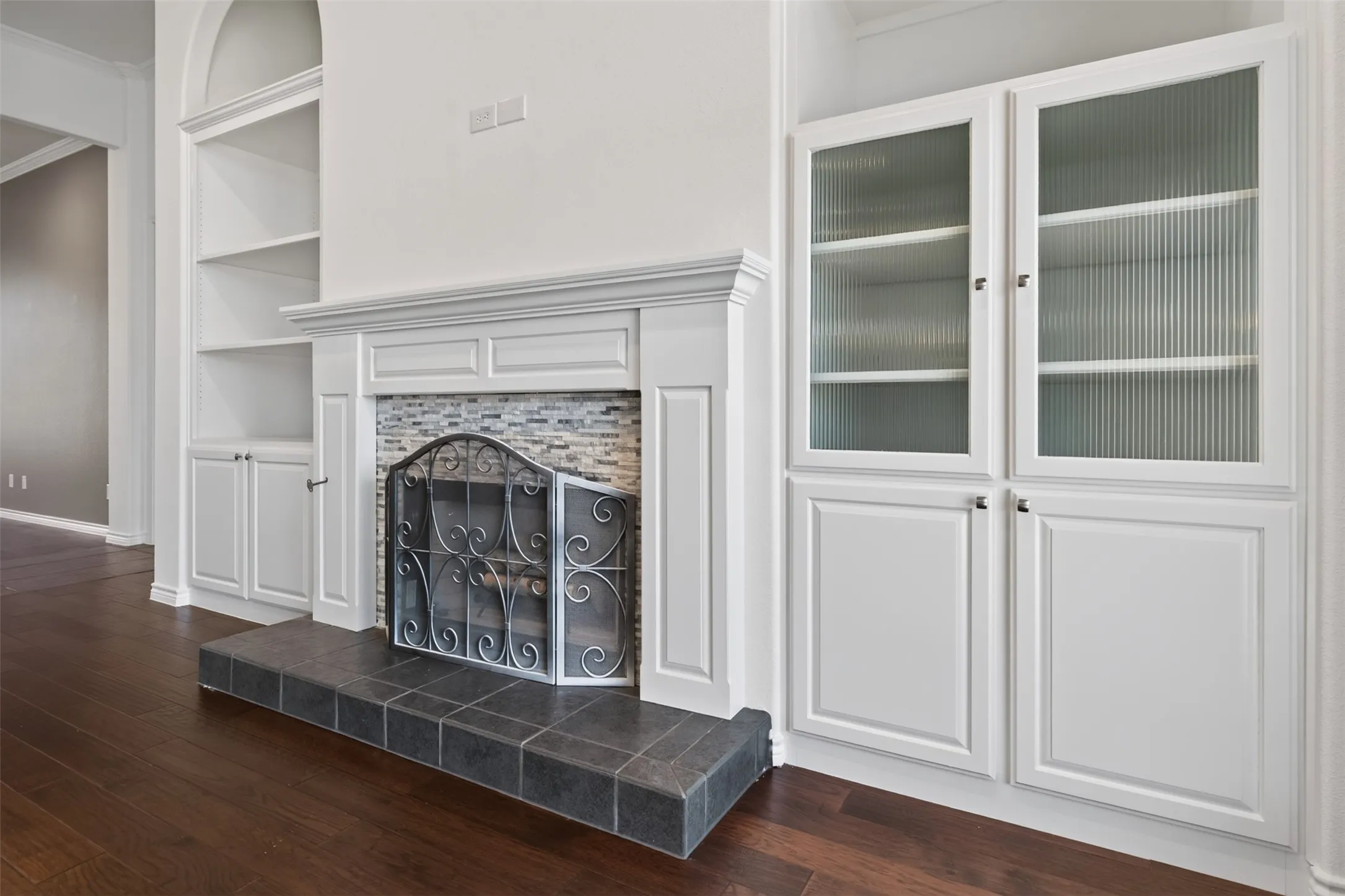 Single Family Residence For Sale in Hood County , 2612 Waters Edge Drive, Granbury, Texas 76048, 4 Bedroom, 3 Bathroom, 3 Garage spaces, 3,368 Sqft, built in 2001, mls#21378626, Real Estate Agent in Granbury, Homes For Sale in Hood county, Homes For Sale in Granbury, Realtor in Granbury Texas, Real Estate Brokerage Independent Realty Texas, Luminita Cordes Realtor
