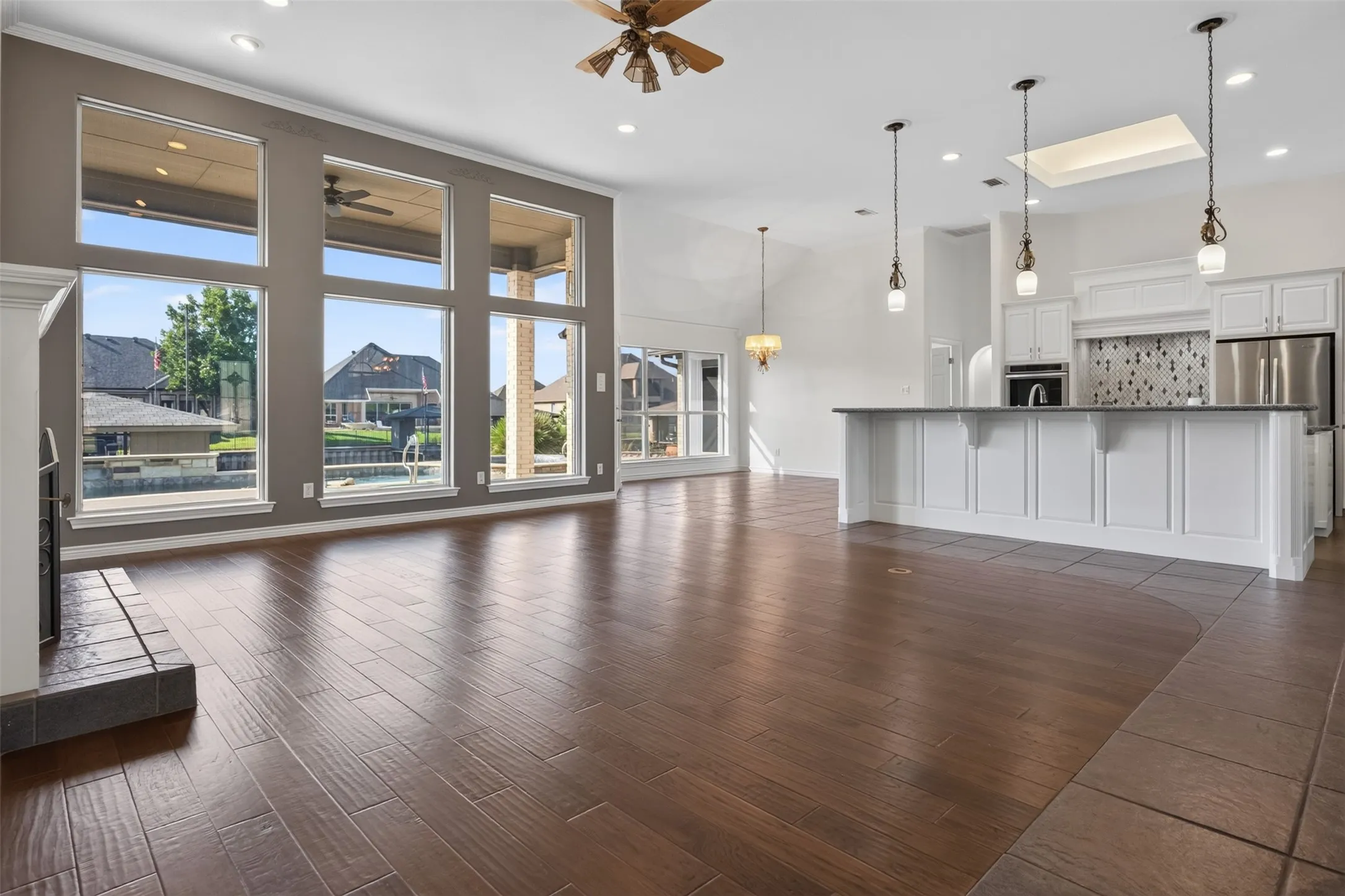 Single Family Residence For Sale in Hood County , 2612 Waters Edge Drive, Granbury, Texas 76048, 4 Bedroom, 3 Bathroom, 3 Garage spaces, 3,368 Sqft, built in 2001, mls#21378626, Real Estate Agent in Granbury, Homes For Sale in Hood county, Homes For Sale in Granbury, Realtor in Granbury Texas, Real Estate Brokerage Independent Realty Texas, Luminita Cordes Realtor
