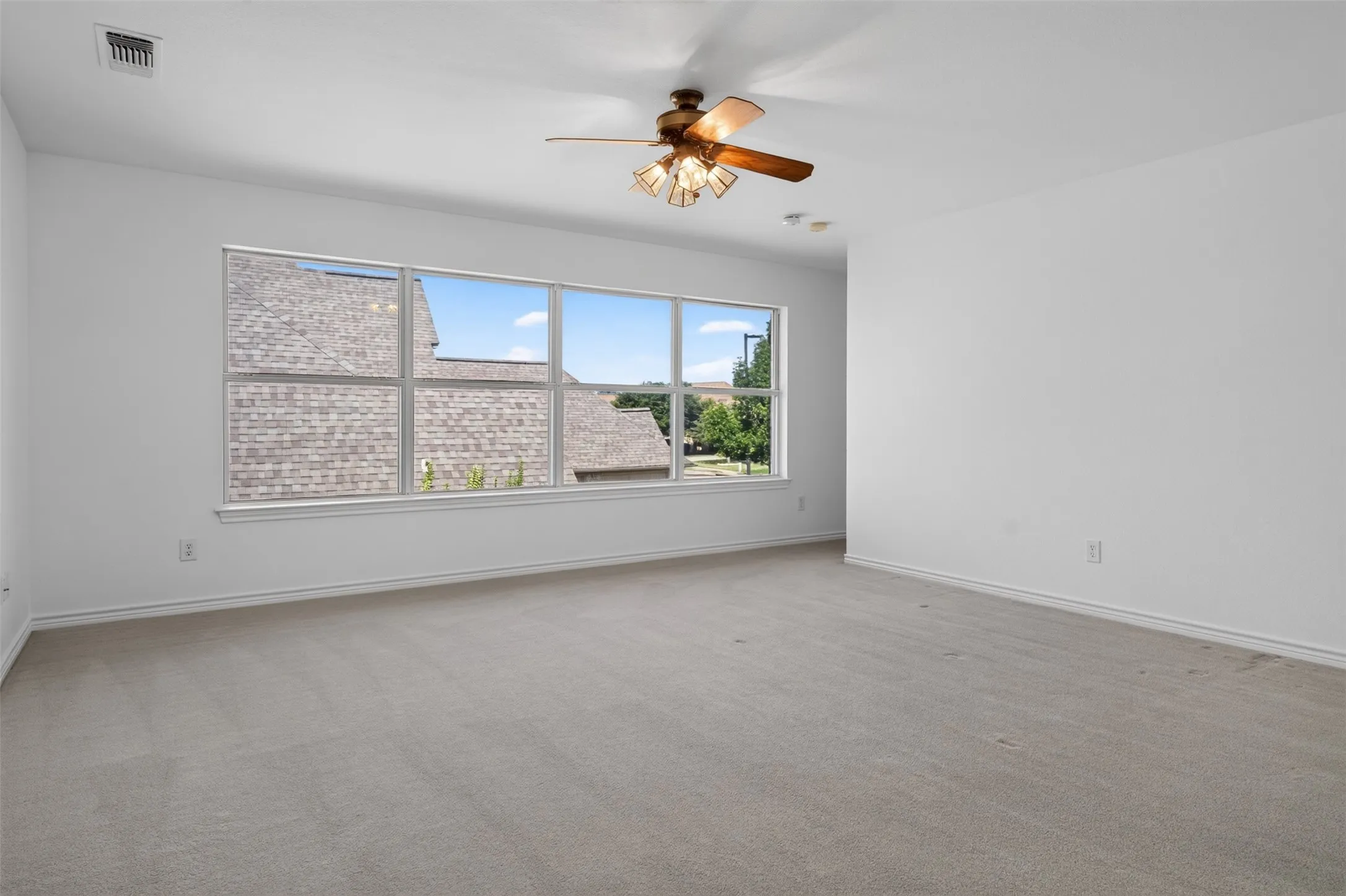 Single Family Residence For Sale in Hood County , 2612 Waters Edge Drive, Granbury, Texas 76048, 4 Bedroom, 3 Bathroom, 3 Garage spaces, 3,368 Sqft, built in 2001, mls#21378626, Real Estate Agent in Granbury, Homes For Sale in Hood county, Homes For Sale in Granbury, Realtor in Granbury Texas, Real Estate Brokerage Independent Realty Texas, Luminita Cordes Realtor