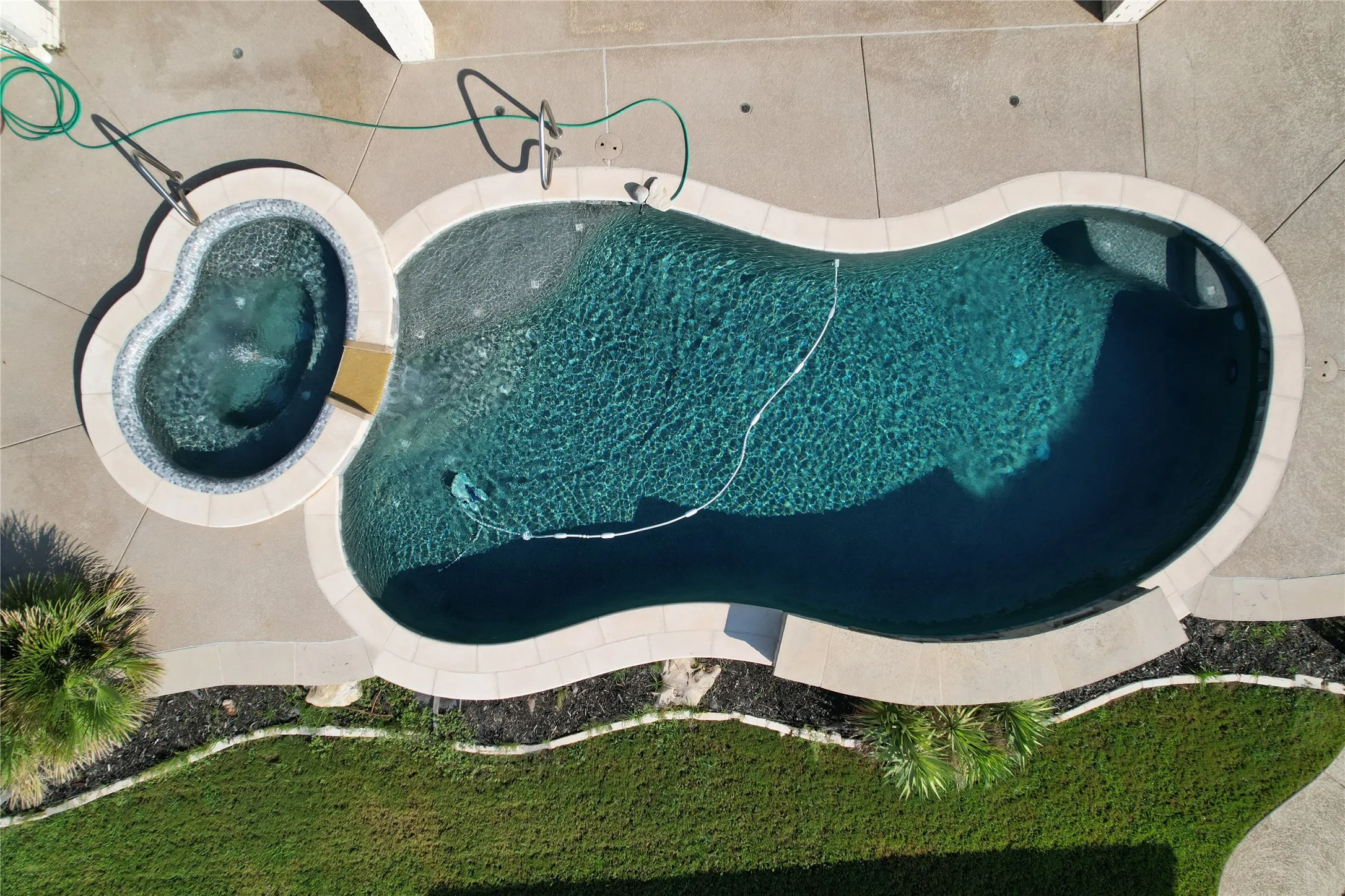 Single Family Residence For Sale in Hood County , 2612 Waters Edge Drive, Granbury, Texas 76048, 4 Bedroom, 3 Bathroom, 3 Garage spaces, 3,368 Sqft, built in 2001, mls#21378626, Real Estate Agent in Granbury, Homes For Sale in Hood county, Homes For Sale in Granbury, Realtor in Granbury Texas, Real Estate Brokerage Independent Realty Texas, Luminita Cordes Realtor