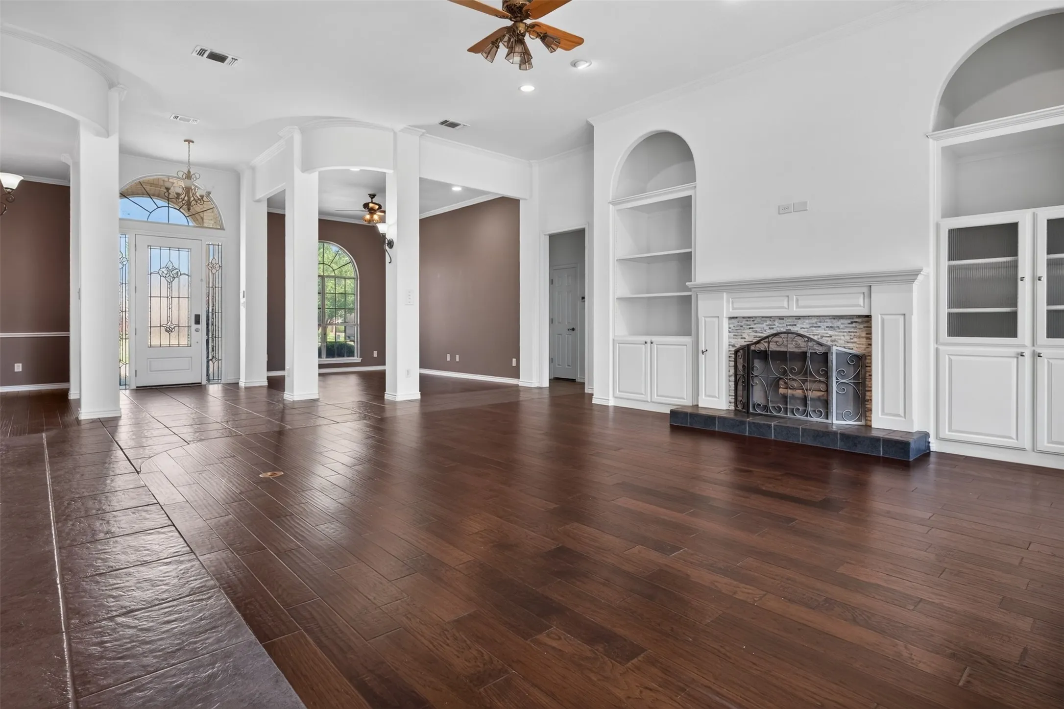 Single Family Residence For Sale in Hood County , 2612 Waters Edge Drive, Granbury, Texas 76048, 4 Bedroom, 3 Bathroom, 3 Garage spaces, 3,368 Sqft, built in 2001, mls#21378626, Real Estate Agent in Granbury, Homes For Sale in Hood county, Homes For Sale in Granbury, Realtor in Granbury Texas, Real Estate Brokerage Independent Realty Texas, Luminita Cordes Realtor