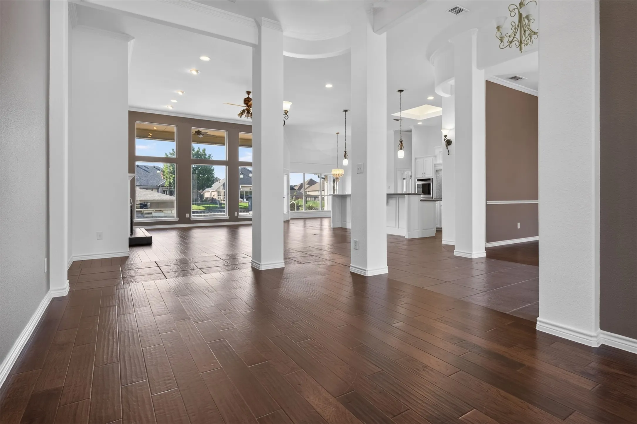 Single Family Residence For Sale in Hood County , 2612 Waters Edge Drive, Granbury, Texas 76048, 4 Bedroom, 3 Bathroom, 3 Garage spaces, 3,368 Sqft, built in 2001, mls#21378626, Real Estate Agent in Granbury, Homes For Sale in Hood county, Homes For Sale in Granbury, Realtor in Granbury Texas, Real Estate Brokerage Independent Realty Texas, Luminita Cordes Realtor