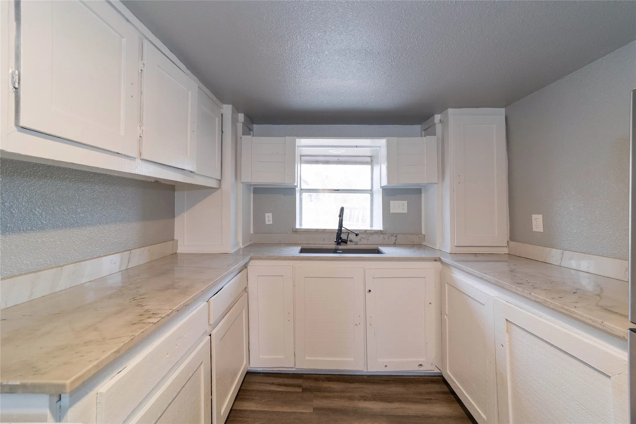 Single Family Residence For Sale in Tarrant County , 4838 Williams Spring Road, Fort Worth, Texas 76135, 3 Bedroom, 2 Bathroom, Garage spaces, 1,500 Sqft, built in 1975, mls#21381086, Real Estate Agent in Fort Worth, Homes For Sale in Tarrant county, Homes For Sale in Fort Worth, Realtor in Fort Worth Texas, Real Estate Brokerage Independent Realty Texas, Luminita Cordes Realtor