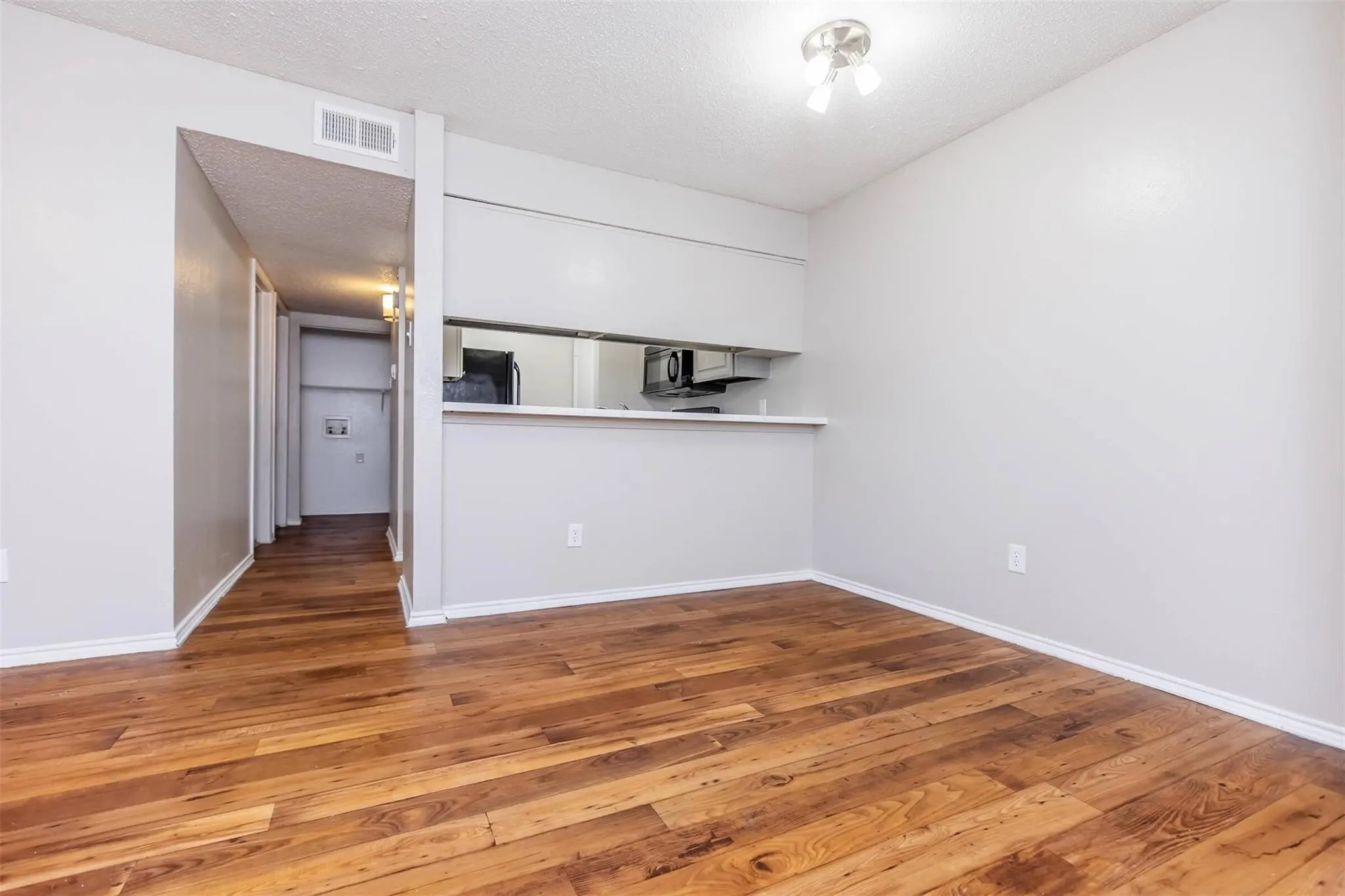 Apartment For Rent in Dallas County , 1826 Esters Road 1050, Irving, Texas 75061, 1 Bedroom, 1 Bathroom, Garage spaces, 38,386 Sqft, built in 1985, mls#21381101, Real Estate Agent in Irving, Homes For Rent in Dallas county, Homes For Rent in Irving, Realtor in Irving Texas, Real Estate Brokerage Independent Realty Texas, Luminita Cordes Realtor