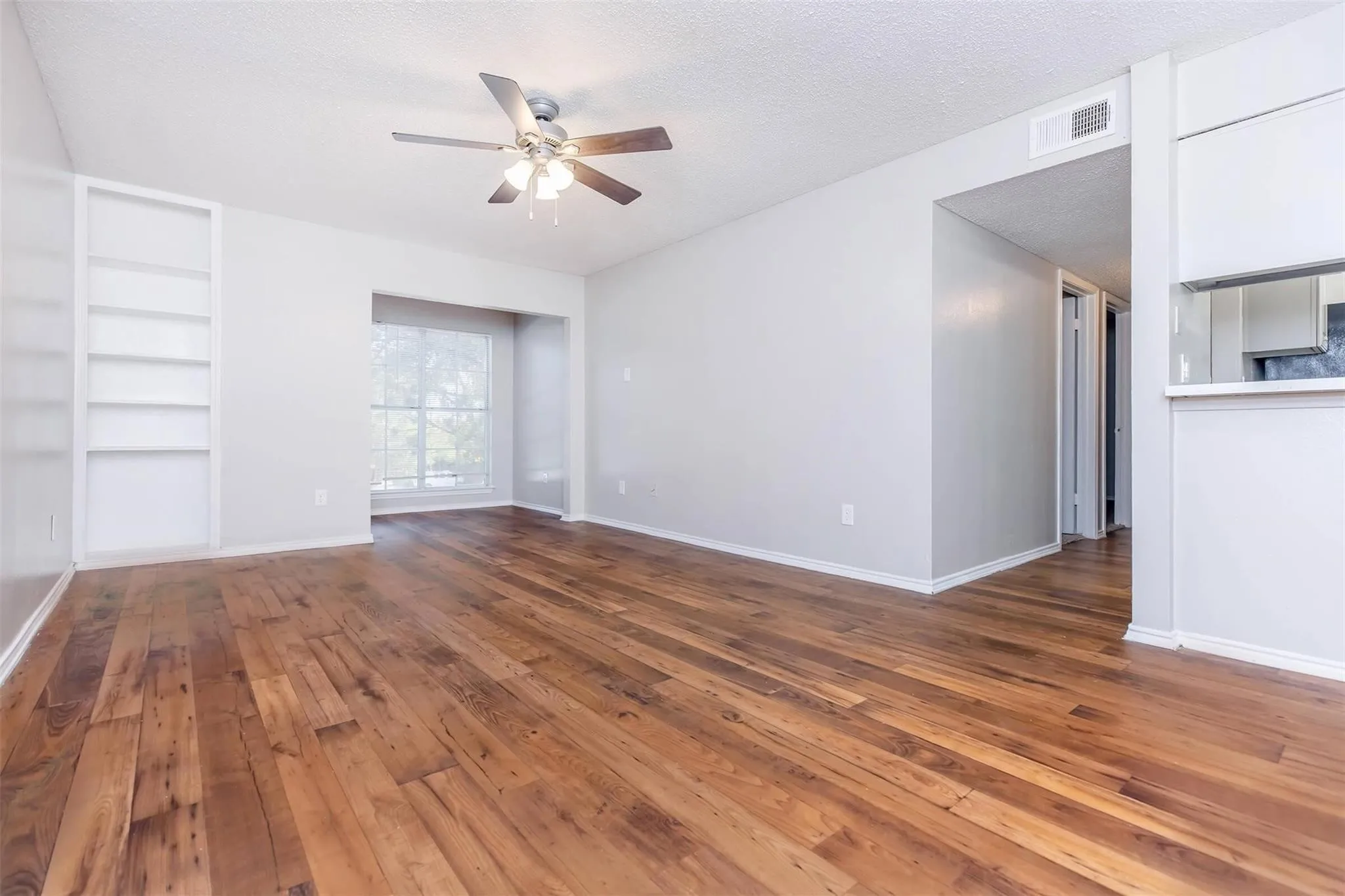Apartment For Rent in Dallas County , 1826 Esters Road 1050, Irving, Texas 75061, 1 Bedroom, 1 Bathroom, Garage spaces, 38,386 Sqft, built in 1985, mls#21381101, Real Estate Agent in Irving, Homes For Rent in Dallas county, Homes For Rent in Irving, Realtor in Irving Texas, Real Estate Brokerage Independent Realty Texas, Luminita Cordes Realtor