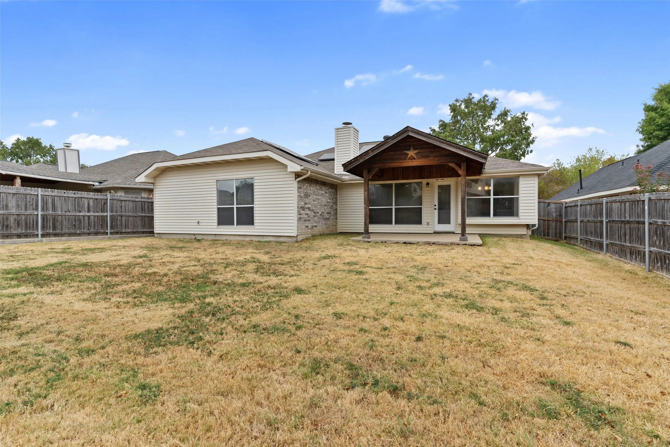 Single Family Residence For Sale in Tarrant County , 718 W Lonesome Dove Trail, Arlington, Texas 76001, 4 Bedroom, 2 Bathroom, 2 Garage spaces, 1,844 Sqft, built in 1999, mls#21380781, Real Estate Agent in Arlington, Homes For Sale in Tarrant county, Homes For Sale in Arlington, Realtor in Arlington Texas, Real Estate Brokerage Independent Realty Texas, Luminita Cordes Realtor