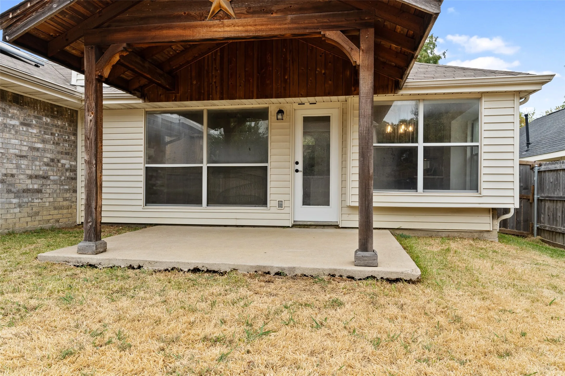 Single Family Residence For Sale in Tarrant County , 718 W Lonesome Dove Trail, Arlington, Texas 76001, 4 Bedroom, 2 Bathroom, 2 Garage spaces, 1,844 Sqft, built in 1999, mls#21380781, Real Estate Agent in Arlington, Homes For Sale in Tarrant county, Homes For Sale in Arlington, Realtor in Arlington Texas, Real Estate Brokerage Independent Realty Texas, Luminita Cordes Realtor