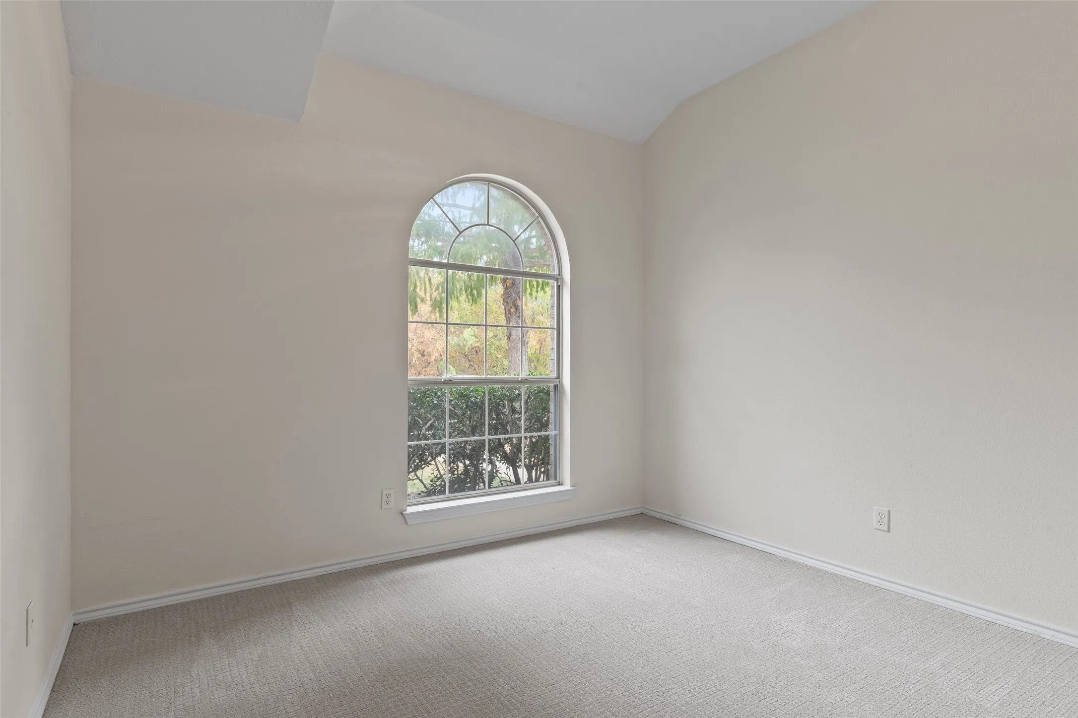 Single Family Residence For Sale in Tarrant County , 718 W Lonesome Dove Trail, Arlington, Texas 76001, 4 Bedroom, 2 Bathroom, 2 Garage spaces, 1,844 Sqft, built in 1999, mls#21380781, Real Estate Agent in Arlington, Homes For Sale in Tarrant county, Homes For Sale in Arlington, Realtor in Arlington Texas, Real Estate Brokerage Independent Realty Texas, Luminita Cordes Realtor