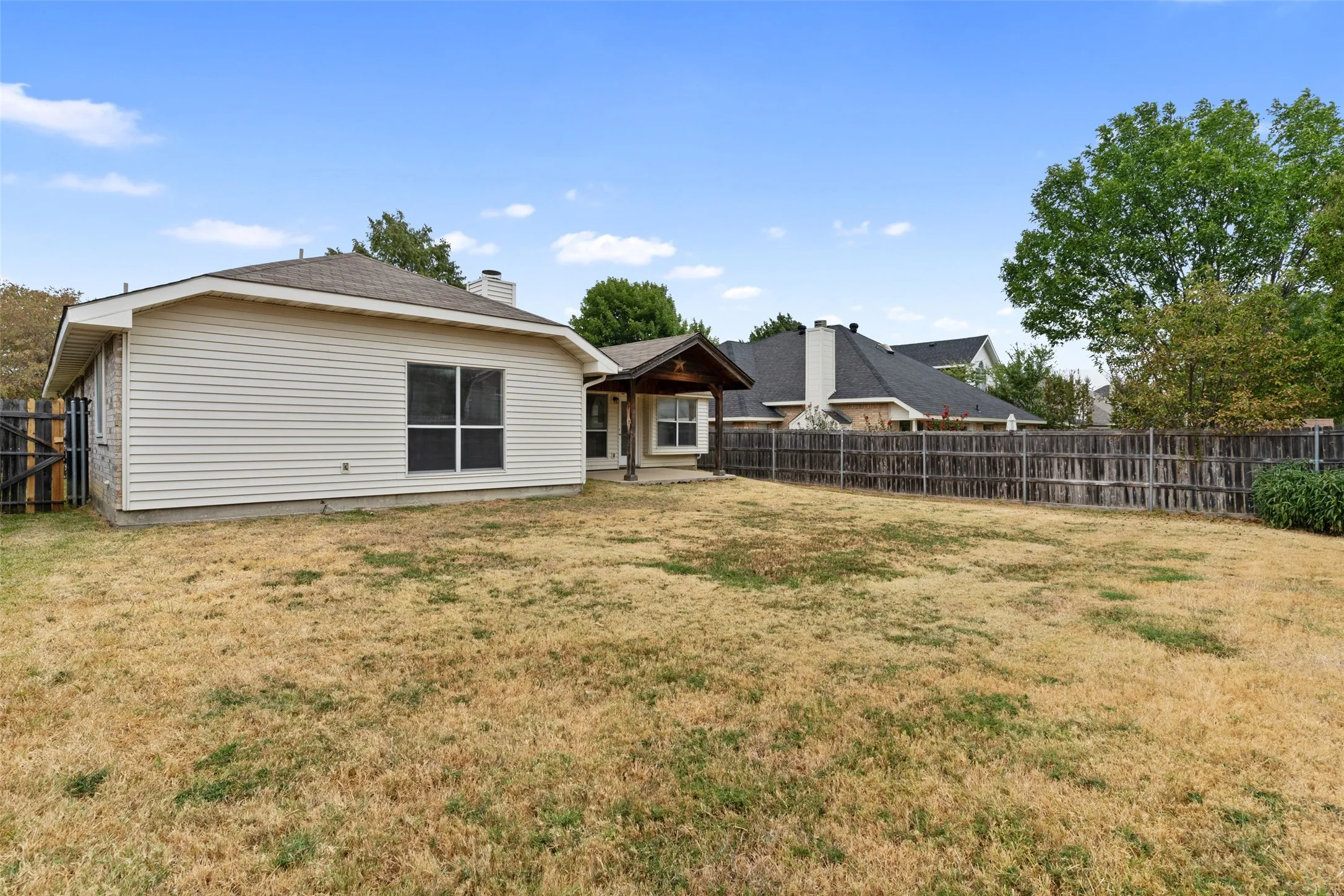 Single Family Residence For Sale in Tarrant County , 718 W Lonesome Dove Trail, Arlington, Texas 76001, 4 Bedroom, 2 Bathroom, 2 Garage spaces, 1,844 Sqft, built in 1999, mls#21380781, Real Estate Agent in Arlington, Homes For Sale in Tarrant county, Homes For Sale in Arlington, Realtor in Arlington Texas, Real Estate Brokerage Independent Realty Texas, Luminita Cordes Realtor
