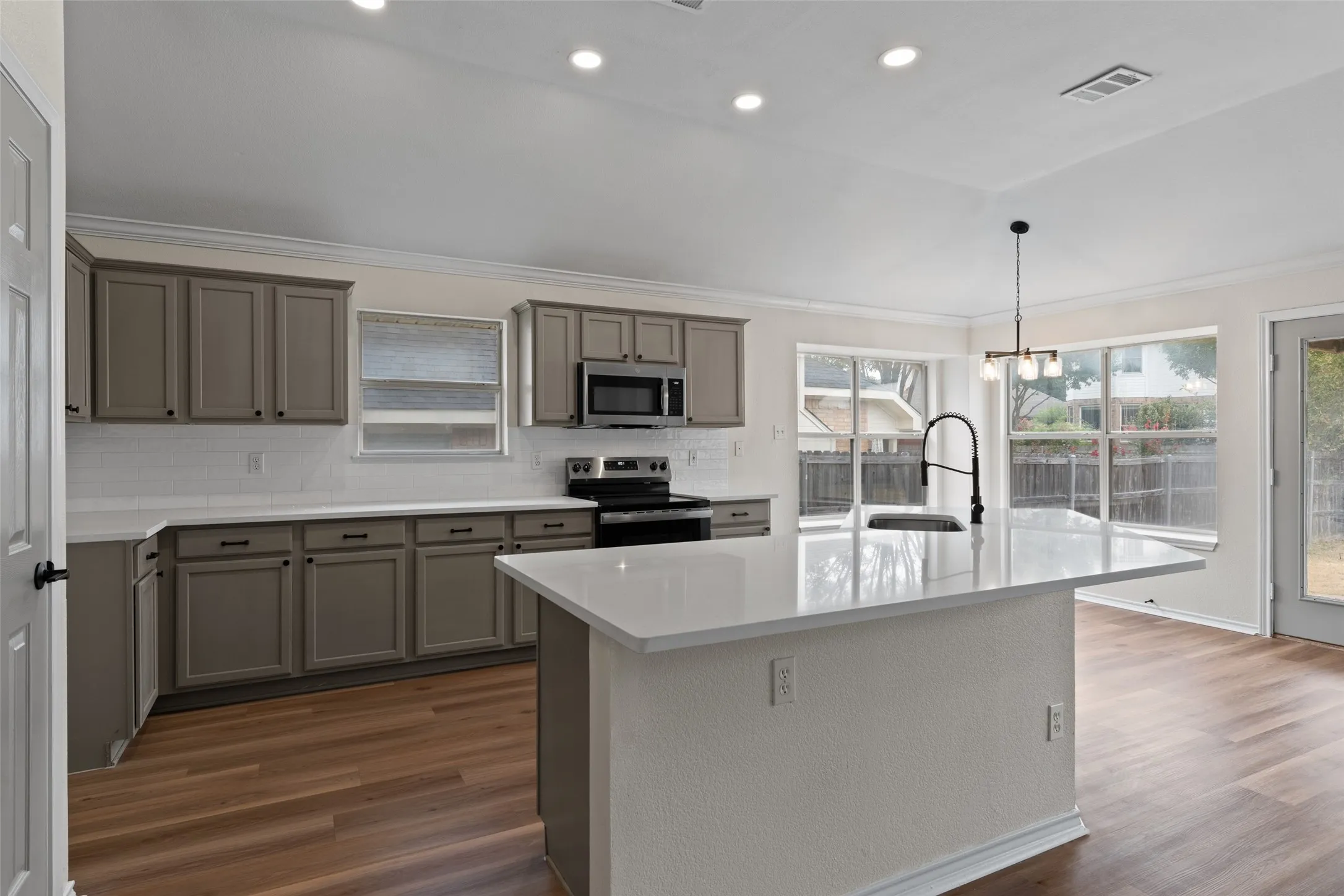 Single Family Residence For Sale in Tarrant County , 718 W Lonesome Dove Trail, Arlington, Texas 76001, 4 Bedroom, 2 Bathroom, 2 Garage spaces, 1,844 Sqft, built in 1999, mls#21380781, Real Estate Agent in Arlington, Homes For Sale in Tarrant county, Homes For Sale in Arlington, Realtor in Arlington Texas, Real Estate Brokerage Independent Realty Texas, Luminita Cordes Realtor