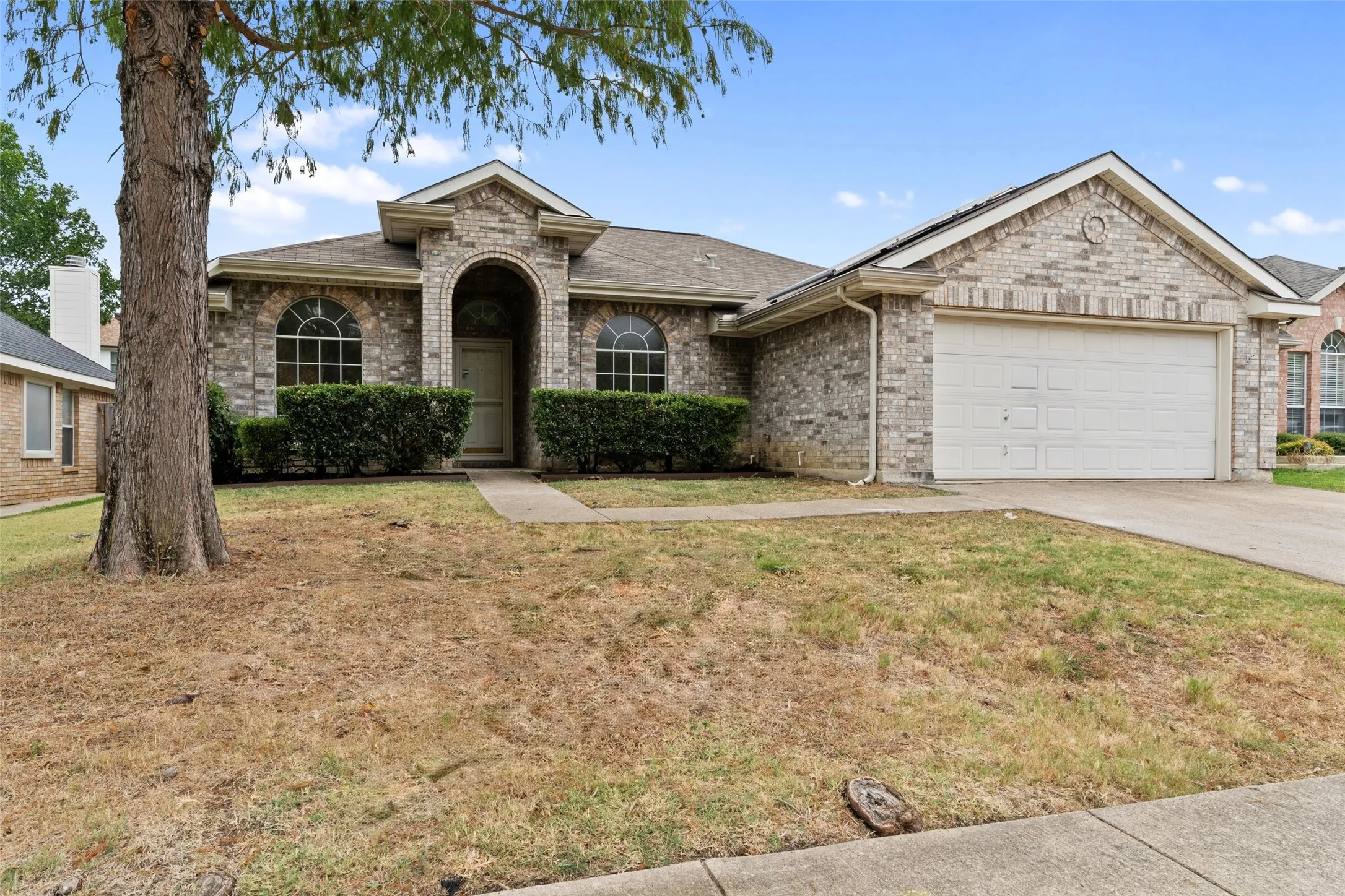 Single Family Residence For Sale in Tarrant County , 718 W Lonesome Dove Trail, Arlington, Texas 76001, 4 Bedroom, 2 Bathroom, 2 Garage spaces, 1,844 Sqft, built in 1999, mls#21380781, Real Estate Agent in Arlington, Homes For Sale in Tarrant county, Homes For Sale in Arlington, Realtor in Arlington Texas, Real Estate Brokerage Independent Realty Texas, Luminita Cordes Realtor