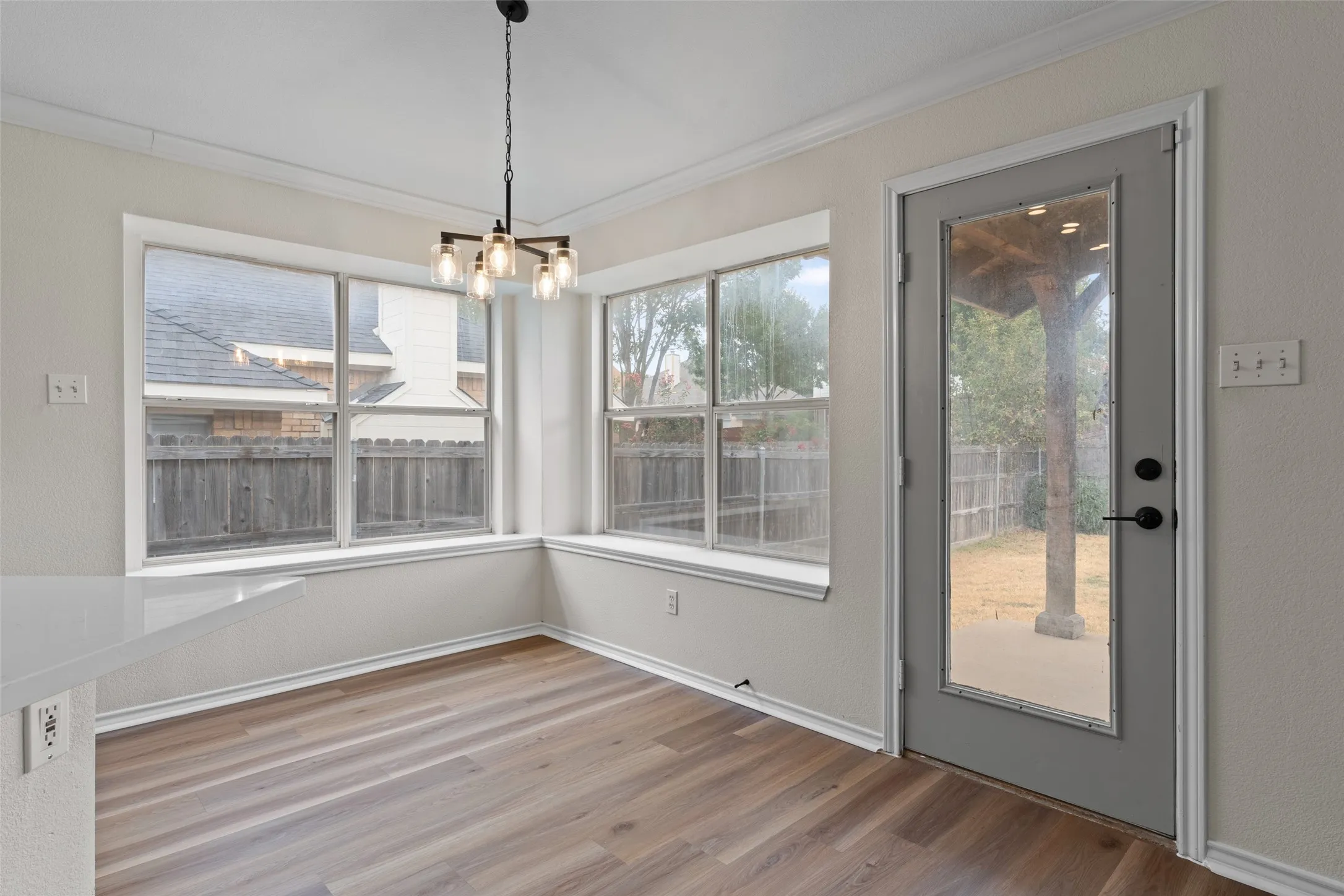 Single Family Residence For Sale in Tarrant County , 718 W Lonesome Dove Trail, Arlington, Texas 76001, 4 Bedroom, 2 Bathroom, 2 Garage spaces, 1,844 Sqft, built in 1999, mls#21380781, Real Estate Agent in Arlington, Homes For Sale in Tarrant county, Homes For Sale in Arlington, Realtor in Arlington Texas, Real Estate Brokerage Independent Realty Texas, Luminita Cordes Realtor