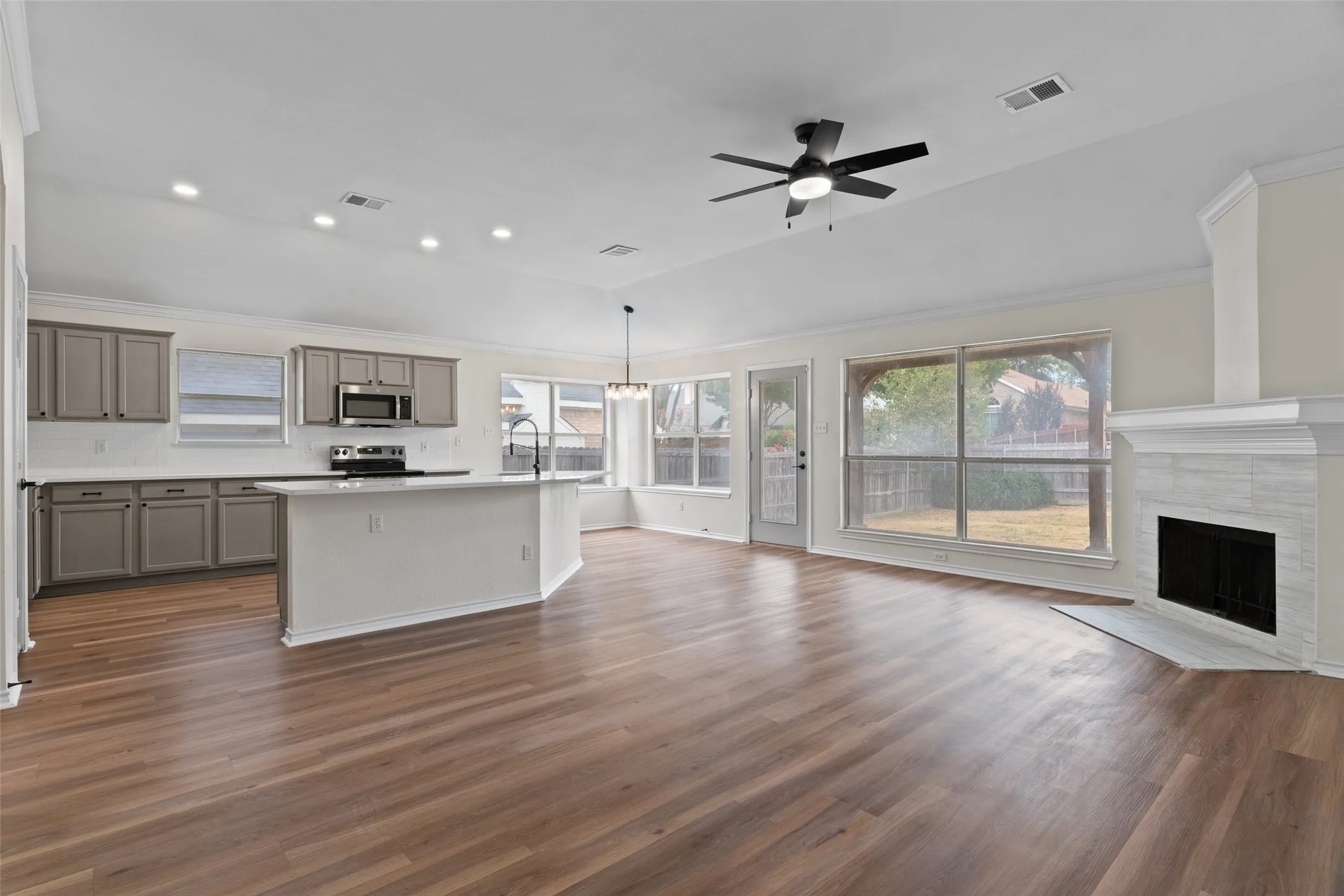 Single Family Residence For Sale in Tarrant County , 718 W Lonesome Dove Trail, Arlington, Texas 76001, 4 Bedroom, 2 Bathroom, 2 Garage spaces, 1,844 Sqft, built in 1999, mls#21380781, Real Estate Agent in Arlington, Homes For Sale in Tarrant county, Homes For Sale in Arlington, Realtor in Arlington Texas, Real Estate Brokerage Independent Realty Texas, Luminita Cordes Realtor