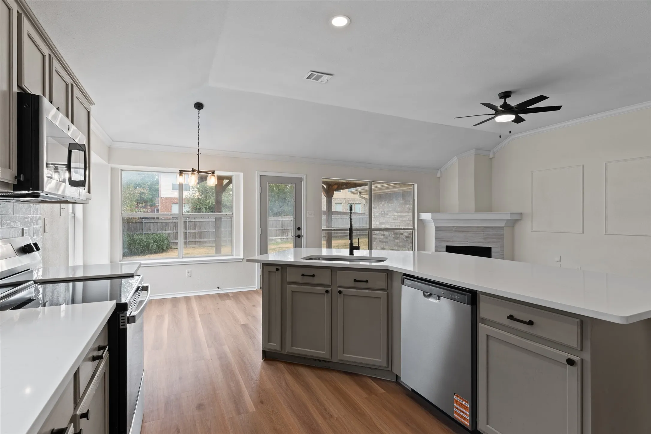 Single Family Residence For Sale in Tarrant County , 718 W Lonesome Dove Trail, Arlington, Texas 76001, 4 Bedroom, 2 Bathroom, 2 Garage spaces, 1,844 Sqft, built in 1999, mls#21380781, Real Estate Agent in Arlington, Homes For Sale in Tarrant county, Homes For Sale in Arlington, Realtor in Arlington Texas, Real Estate Brokerage Independent Realty Texas, Luminita Cordes Realtor