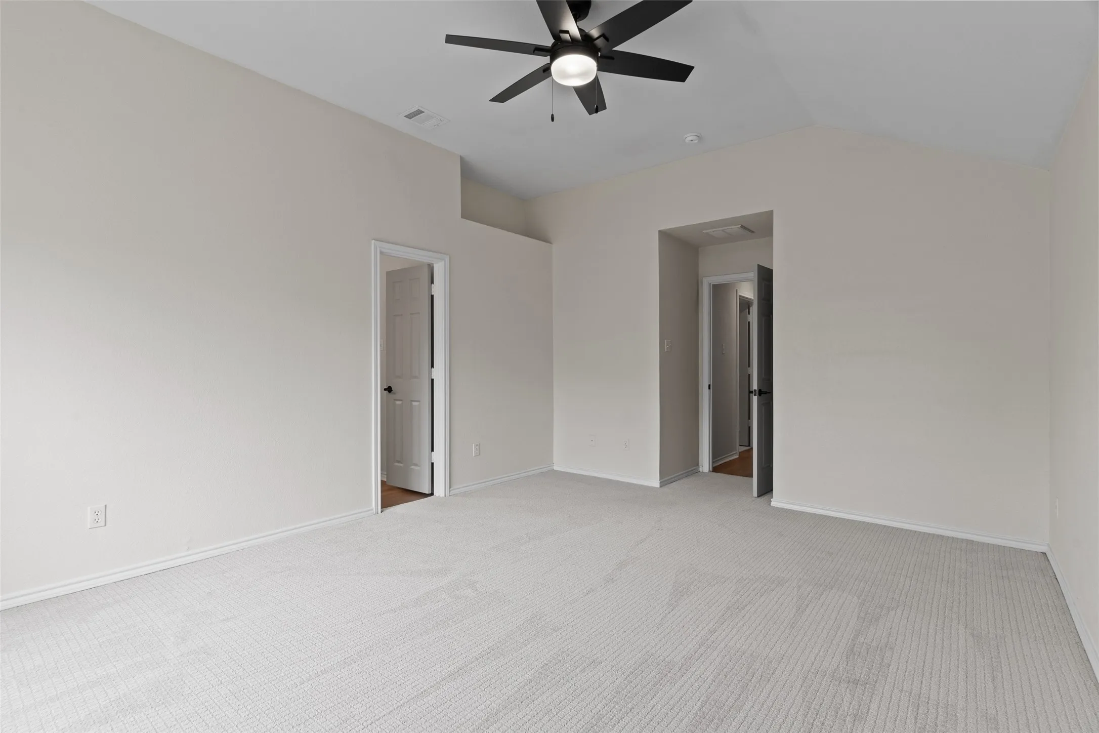 Single Family Residence For Sale in Tarrant County , 718 W Lonesome Dove Trail, Arlington, Texas 76001, 4 Bedroom, 2 Bathroom, 2 Garage spaces, 1,844 Sqft, built in 1999, mls#21380781, Real Estate Agent in Arlington, Homes For Sale in Tarrant county, Homes For Sale in Arlington, Realtor in Arlington Texas, Real Estate Brokerage Independent Realty Texas, Luminita Cordes Realtor