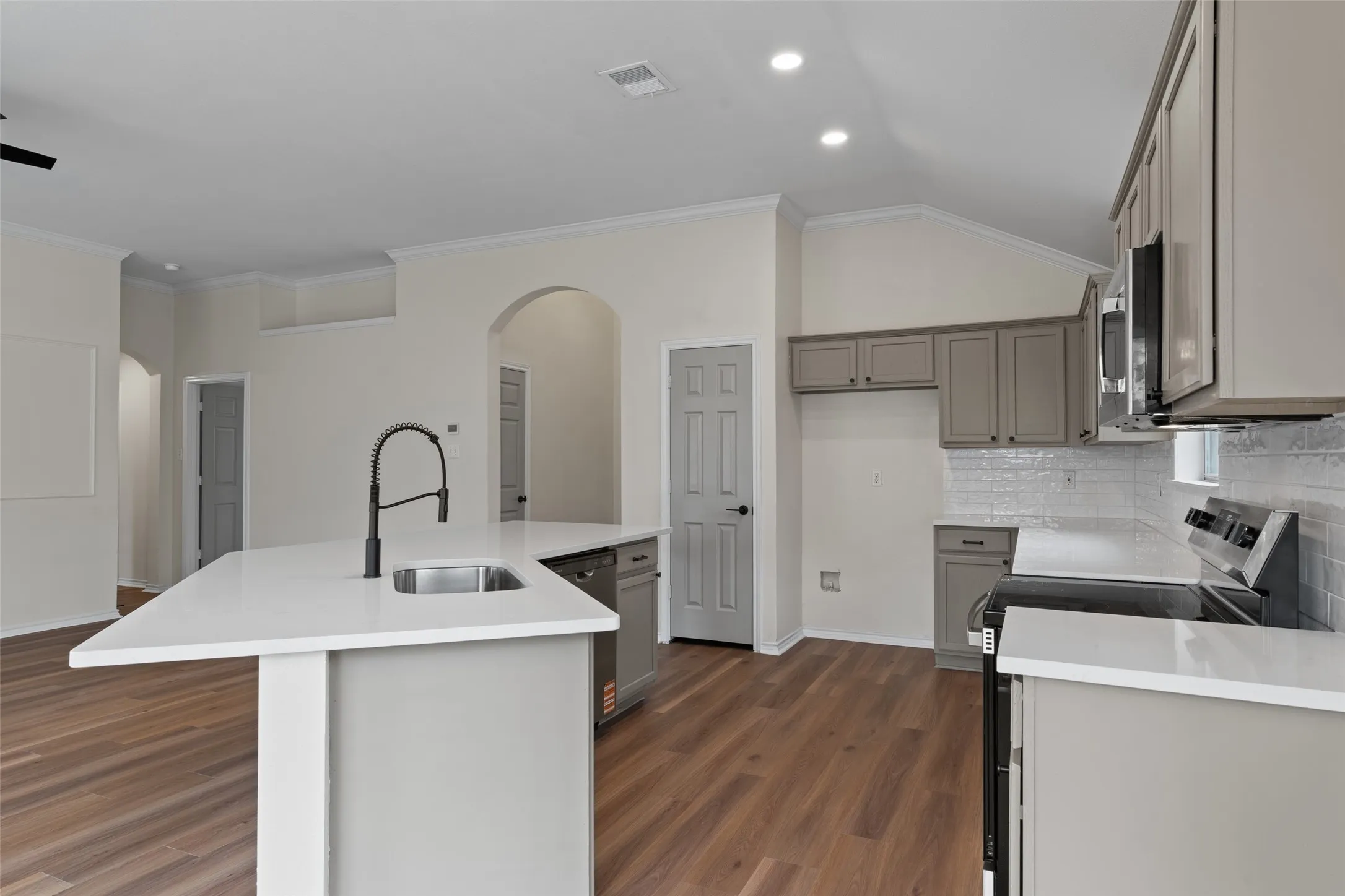 Single Family Residence For Sale in Tarrant County , 718 W Lonesome Dove Trail, Arlington, Texas 76001, 4 Bedroom, 2 Bathroom, 2 Garage spaces, 1,844 Sqft, built in 1999, mls#21380781, Real Estate Agent in Arlington, Homes For Sale in Tarrant county, Homes For Sale in Arlington, Realtor in Arlington Texas, Real Estate Brokerage Independent Realty Texas, Luminita Cordes Realtor