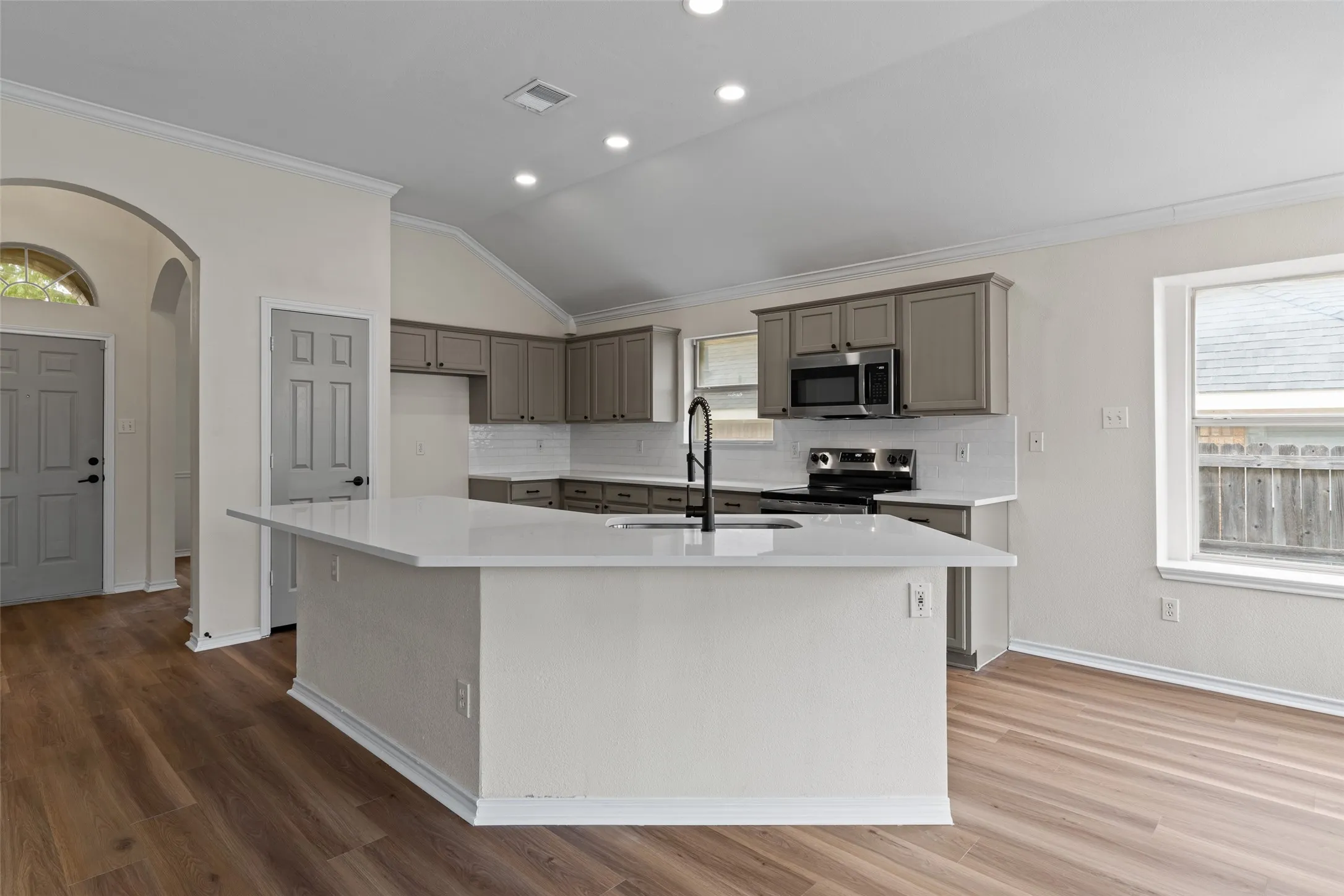 Single Family Residence For Sale in Tarrant County , 718 W Lonesome Dove Trail, Arlington, Texas 76001, 4 Bedroom, 2 Bathroom, 2 Garage spaces, 1,844 Sqft, built in 1999, mls#21380781, Real Estate Agent in Arlington, Homes For Sale in Tarrant county, Homes For Sale in Arlington, Realtor in Arlington Texas, Real Estate Brokerage Independent Realty Texas, Luminita Cordes Realtor