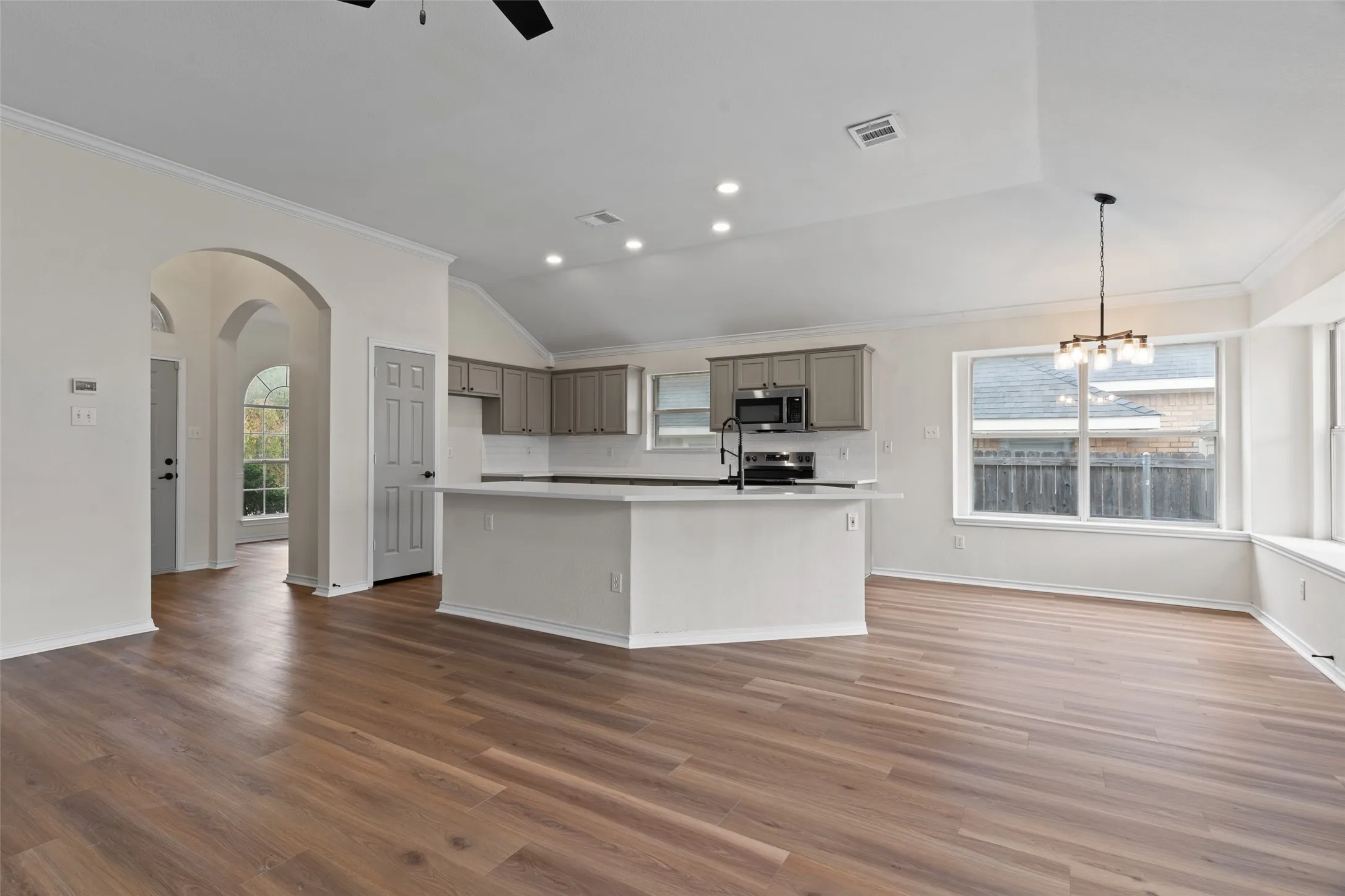 Single Family Residence For Sale in Tarrant County , 718 W Lonesome Dove Trail, Arlington, Texas 76001, 4 Bedroom, 2 Bathroom, 2 Garage spaces, 1,844 Sqft, built in 1999, mls#21380781, Real Estate Agent in Arlington, Homes For Sale in Tarrant county, Homes For Sale in Arlington, Realtor in Arlington Texas, Real Estate Brokerage Independent Realty Texas, Luminita Cordes Realtor