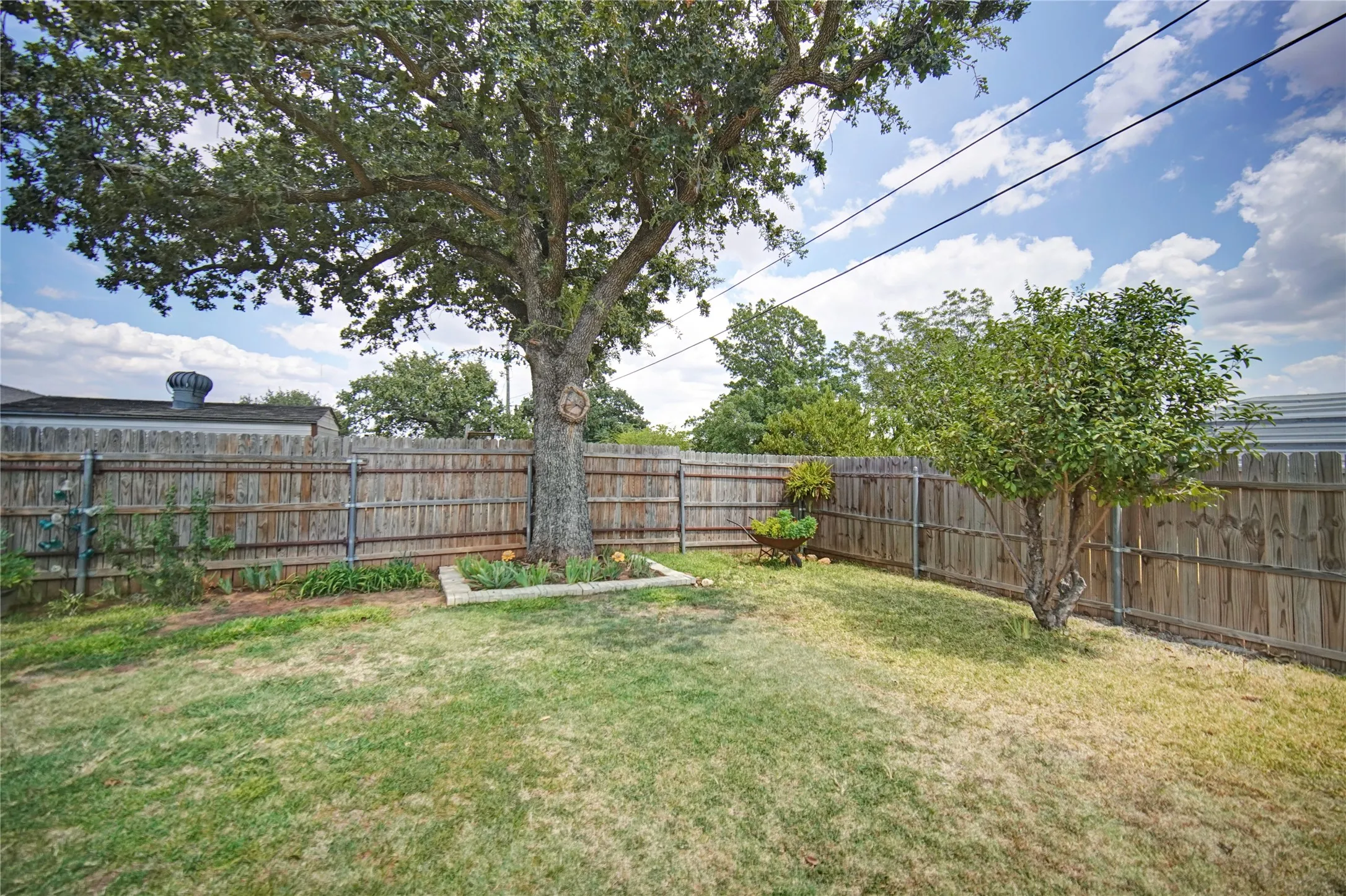 Single Family Residence For Sale in Jack County , 128 Oak Creek Street, Jacksboro, Texas 76458, 4 Bedroom, 2 Bathroom, 1 Garage spaces, 1,274 Sqft, built in 1980, mls#21380850, Real Estate Agent in Jacksboro, Homes For Sale in Jack county, Homes For Sale in Jacksboro, Realtor in Jacksboro Texas, Real Estate Brokerage Independent Realty Texas, Luminita Cordes Realtor