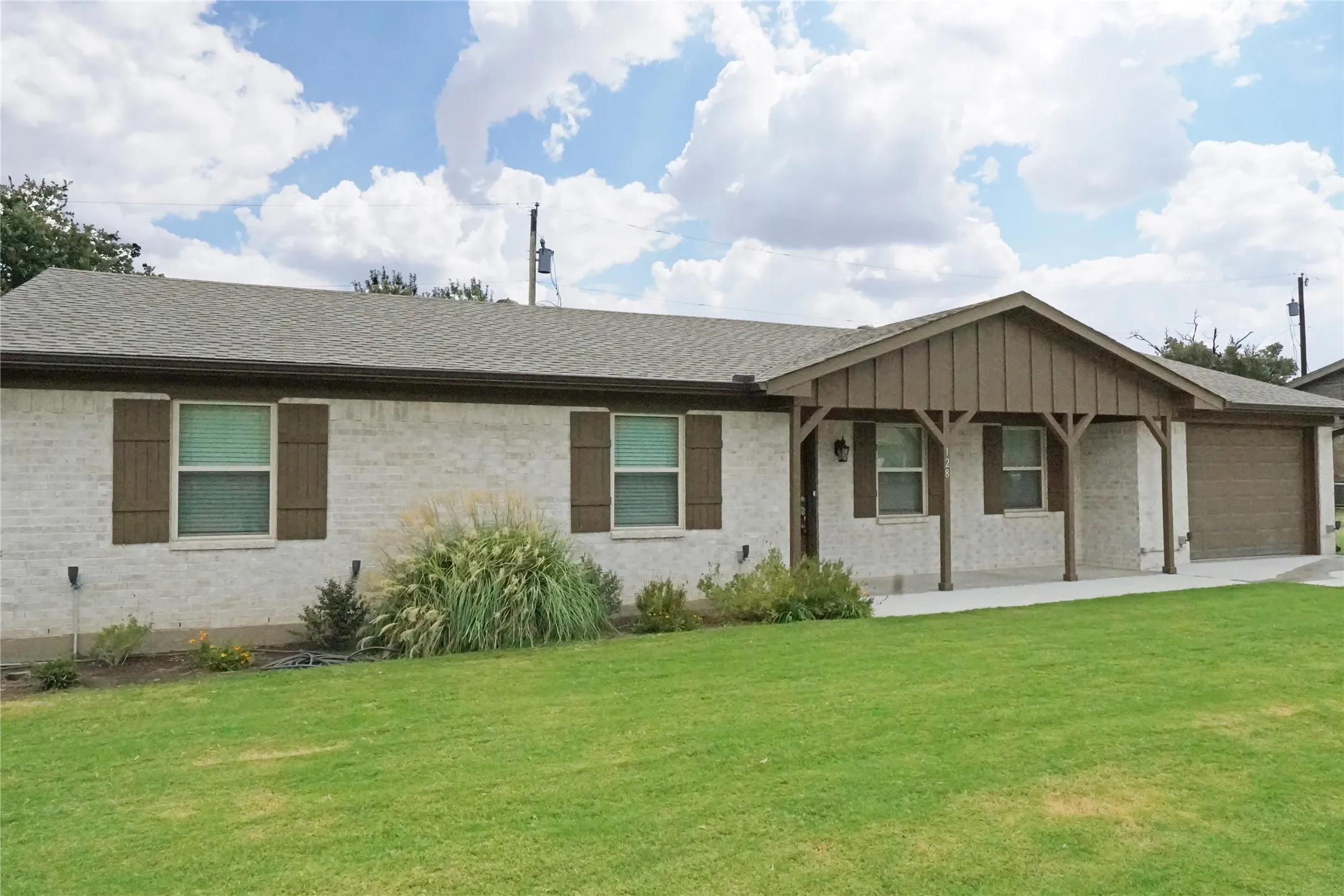 Single Family Residence For Sale in Jack County , 128 Oak Creek Street, Jacksboro, Texas 76458, 4 Bedroom, 2 Bathroom, 1 Garage spaces, 1,274 Sqft, built in 1980, mls#21380850, Real Estate Agent in Jacksboro, Homes For Sale in Jack county, Homes For Sale in Jacksboro, Realtor in Jacksboro Texas, Real Estate Brokerage Independent Realty Texas, Luminita Cordes Realtor