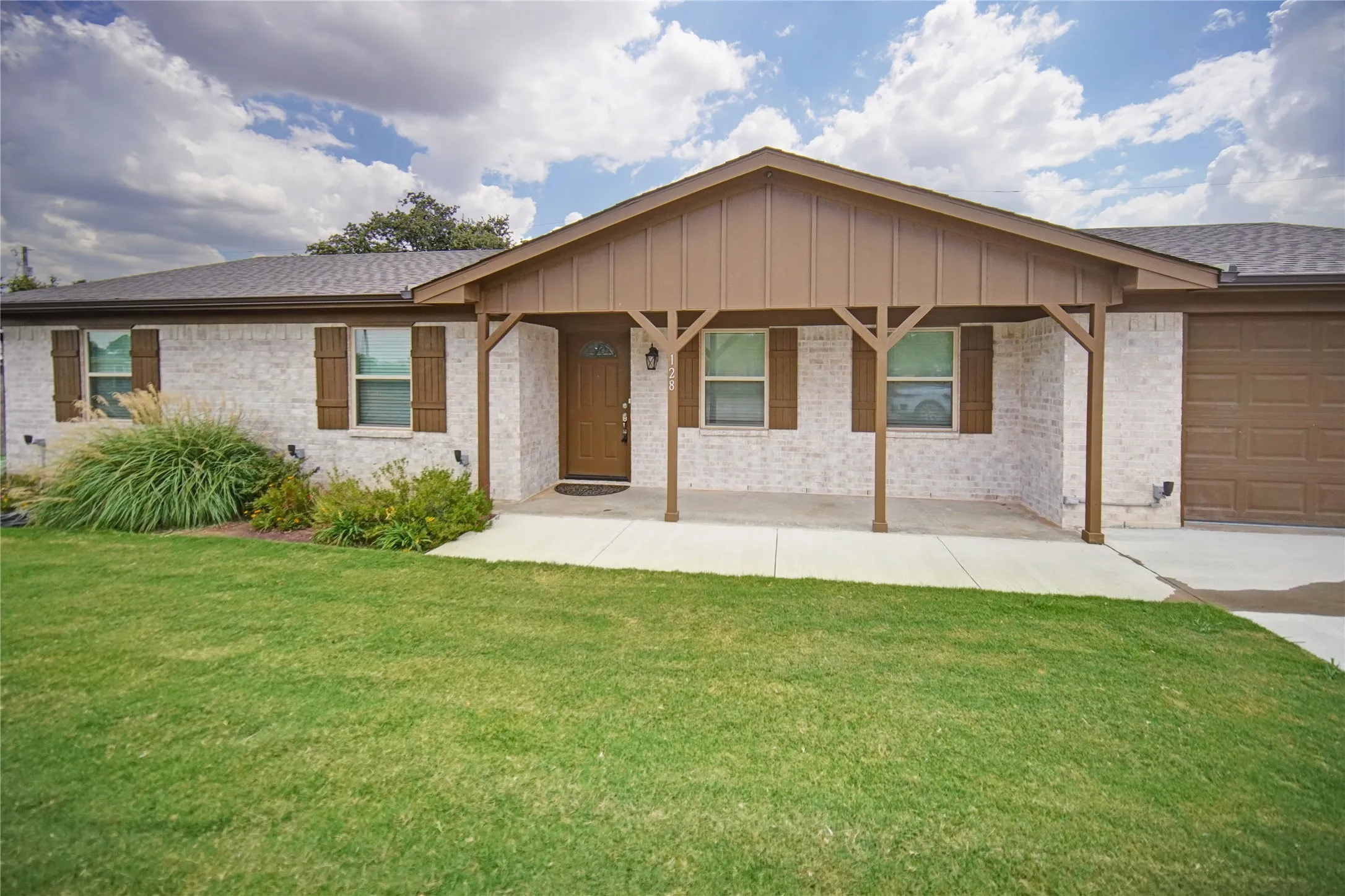 Single Family Residence For Sale in Jack County , 128 Oak Creek Street, Jacksboro, Texas 76458, 4 Bedroom, 2 Bathroom, 1 Garage spaces, 1,274 Sqft, built in 1980, mls#21380850, Real Estate Agent in Jacksboro, Homes For Sale in Jack county, Homes For Sale in Jacksboro, Realtor in Jacksboro Texas, Real Estate Brokerage Independent Realty Texas, Luminita Cordes Realtor