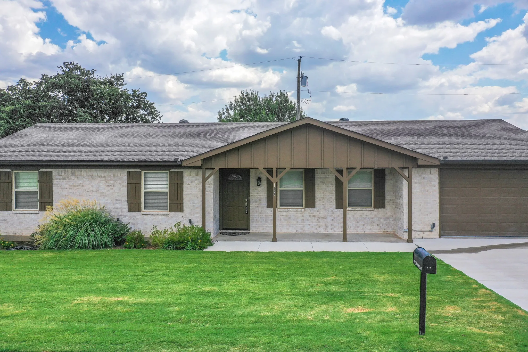 Single Family Residence For Sale in Jack County , 128 Oak Creek Street, Jacksboro, Texas 76458, 4 Bedroom, 2 Bathroom, 1 Garage spaces, 1,274 Sqft, built in 1980, mls#21380850, Real Estate Agent in Jacksboro, Homes For Sale in Jack county, Homes For Sale in Jacksboro, Realtor in Jacksboro Texas, Real Estate Brokerage Independent Realty Texas, Luminita Cordes Realtor