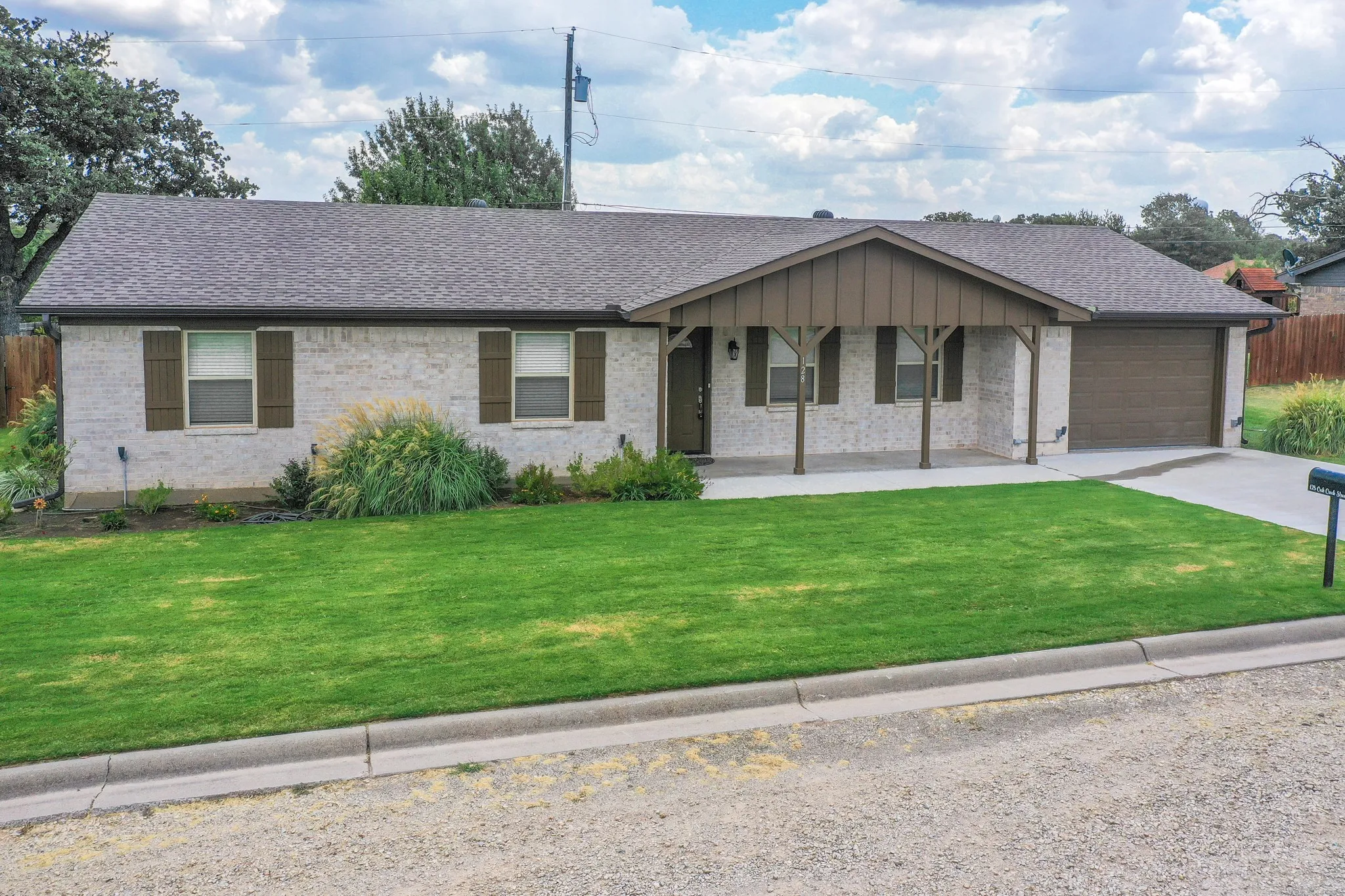 Single Family Residence For Sale in Jack County , 128 Oak Creek Street, Jacksboro, Texas 76458, 4 Bedroom, 2 Bathroom, 1 Garage spaces, 1,274 Sqft, built in 1980, mls#21380850, Real Estate Agent in Jacksboro, Homes For Sale in Jack county, Homes For Sale in Jacksboro, Realtor in Jacksboro Texas, Real Estate Brokerage Independent Realty Texas, Luminita Cordes Realtor